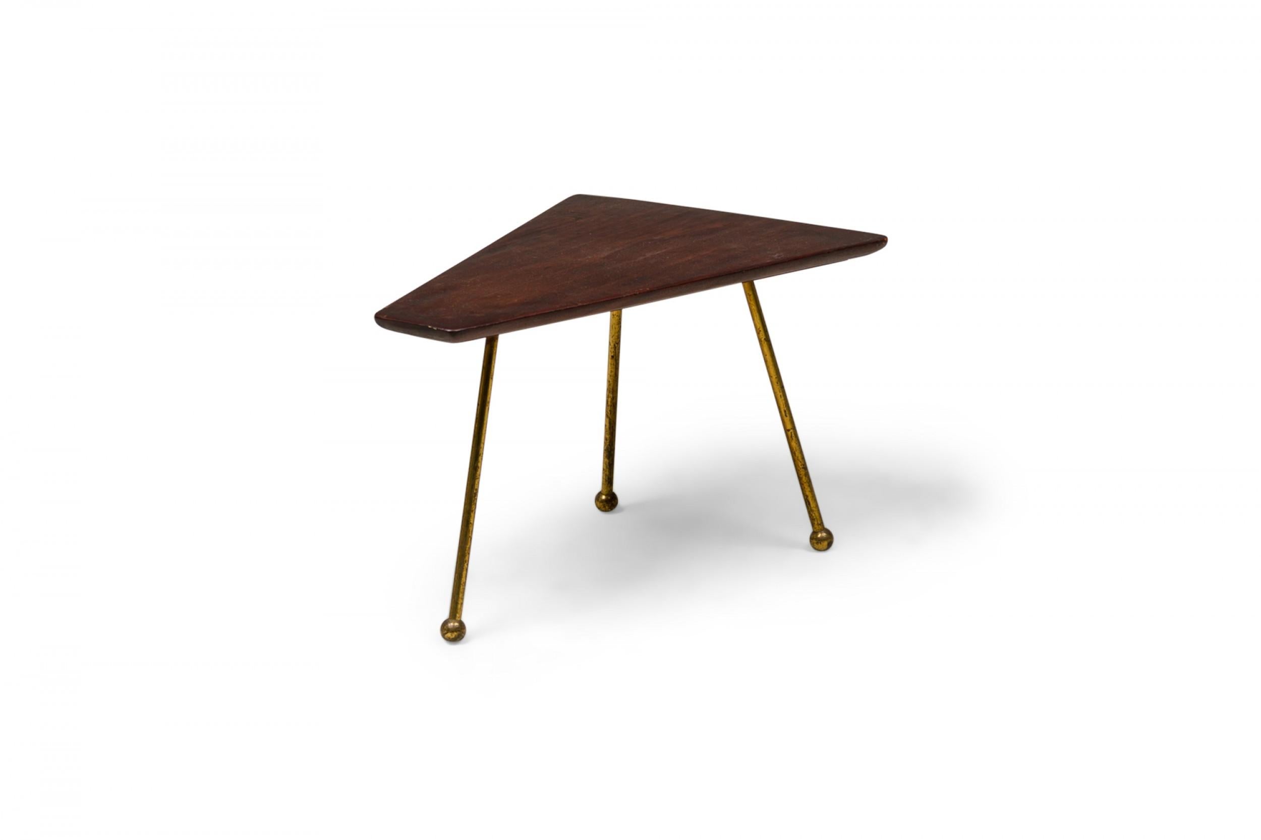Ottone Set di 2 pezzi di tavolini poligonali americani di metà secolo in Wood e ottone in vendita