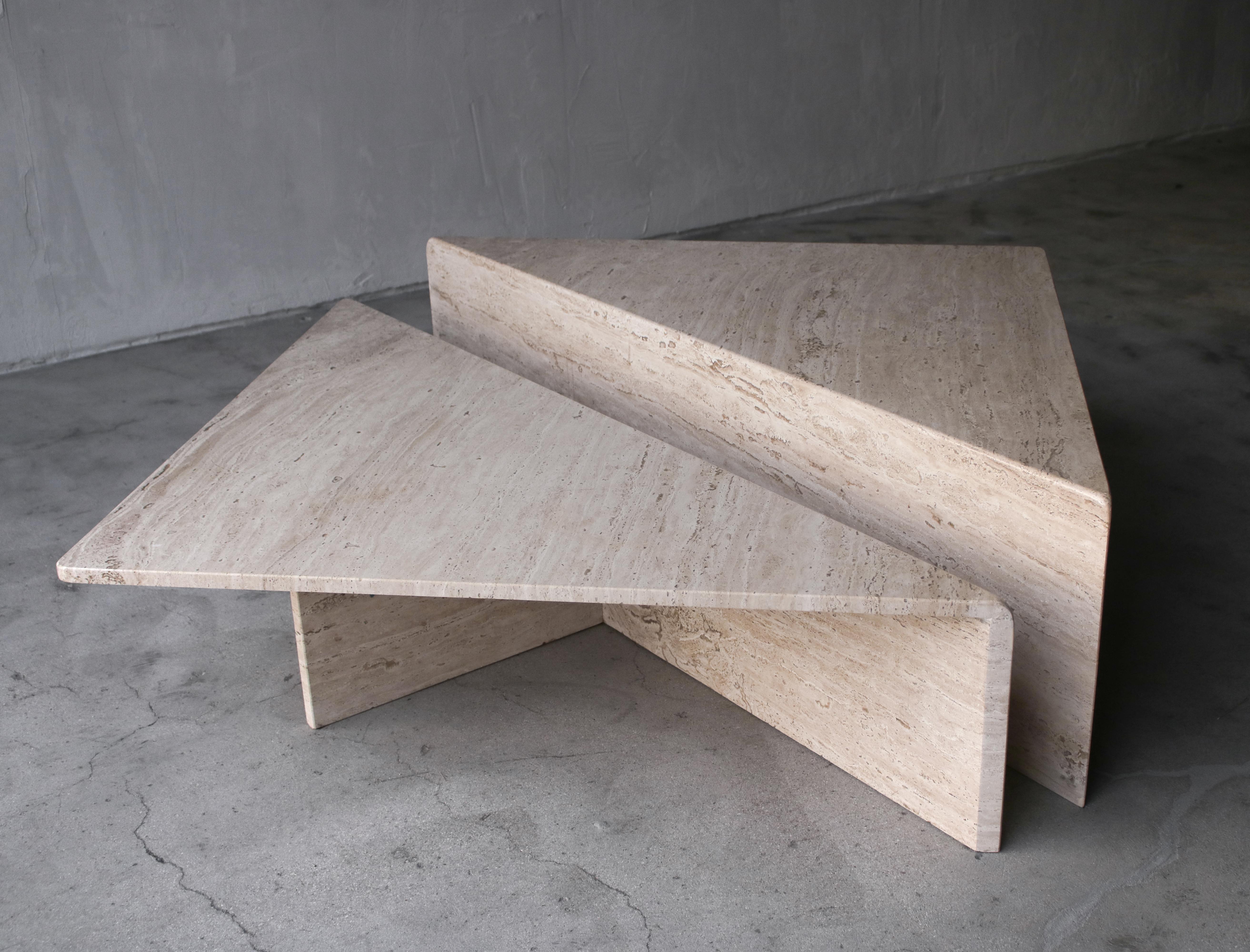 Klassischer postmoderner Couchtisch aus italienischem Travertin mit mehreren Ebenen. Einfaches schönes Stück. Der Tisch hat ein modernistisches und minimalistisches Design und besteht aus 2 dreieckigen Tischen unterschiedlicher Höhe, die beliebig zu