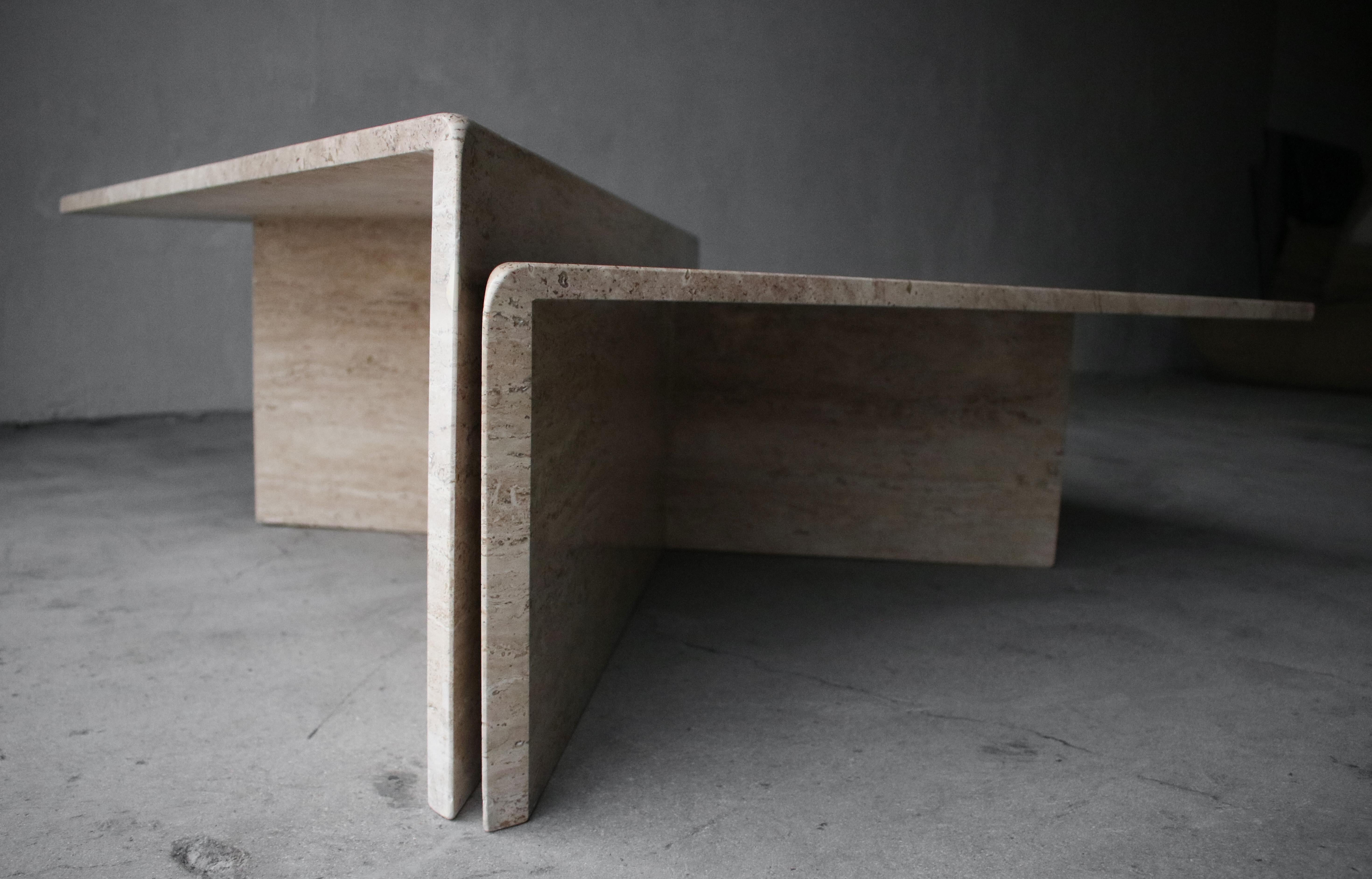 Postmoderner italienischer Couchtisch aus Travertin, 2-teilig, dreieckig (Minimalistisch)
