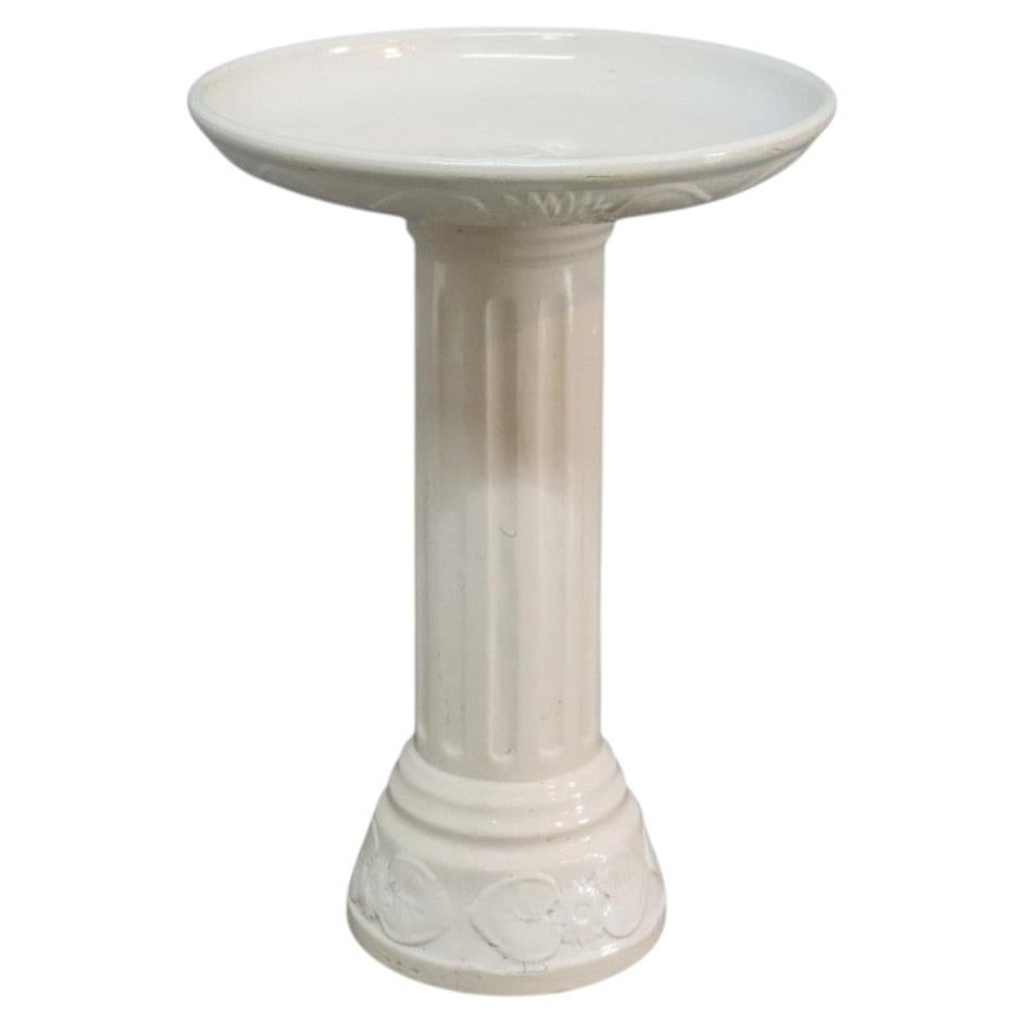 Bebedero para pájaros de jardín de porcelana esmaltada en blanco, de dos piezas, de alrededor de 1930 en venta