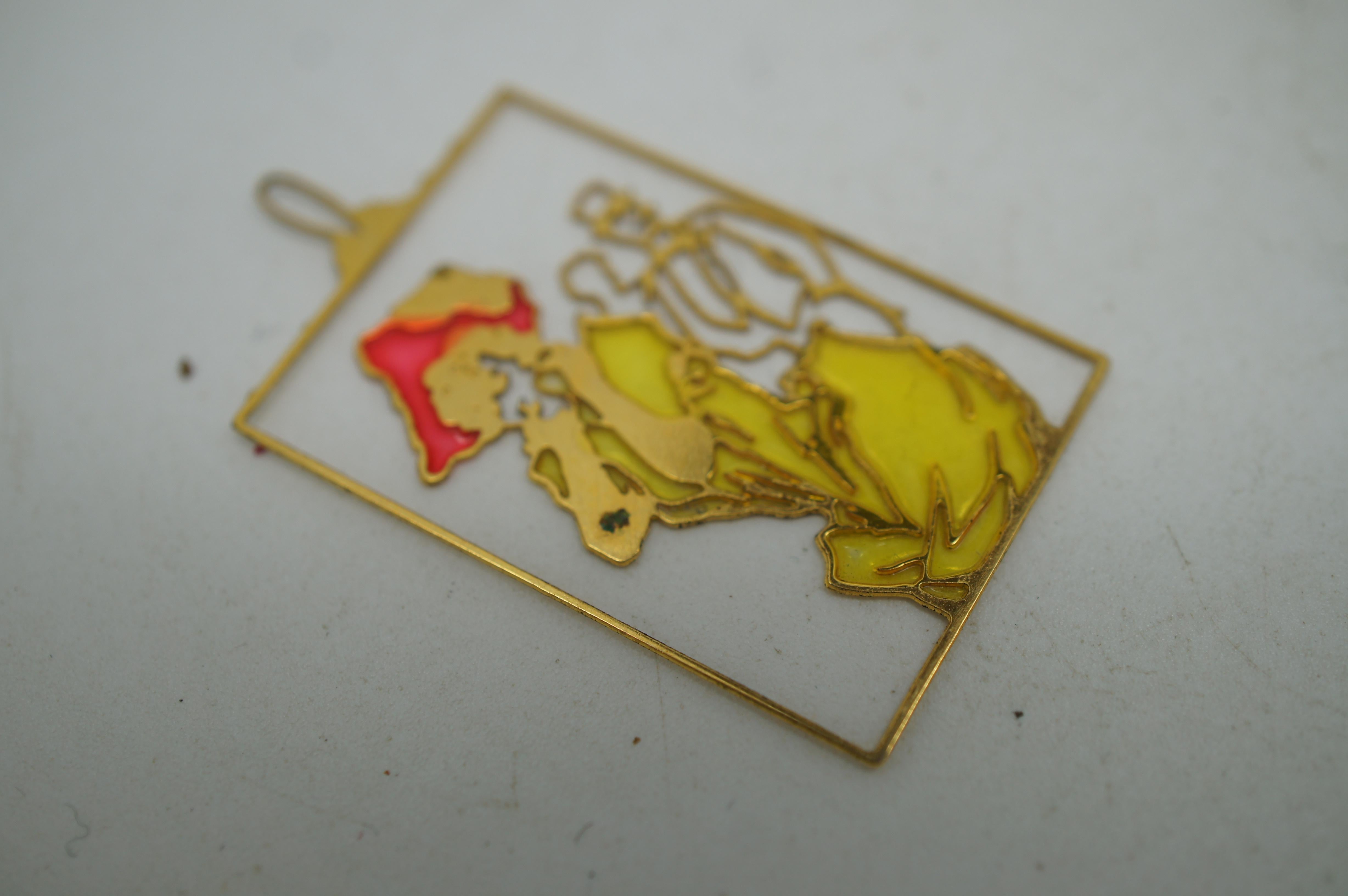 20th Century 2 Pierced Gold Plated Enameled Toulouse Lautrec Silhouette Charm Pendants For Sale