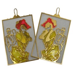 2 pendentifs à breloques Toulouse Lautrec en métal doré et émaillé avec silhouette percée