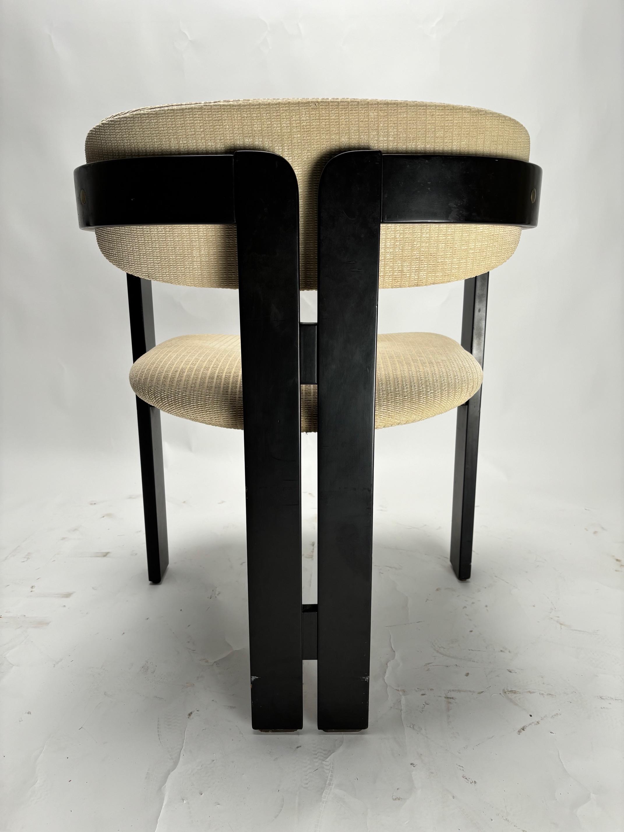 Rara ed elegante coppia di sedie italiane di metà secolo in legno laccato nello stile del Wood Wood di Tobia Scarpa. Il tessuto è quello originale e presenta alcune macchie, ma il nostro laboratorio di restauro può rivestirle con il tessuto o la