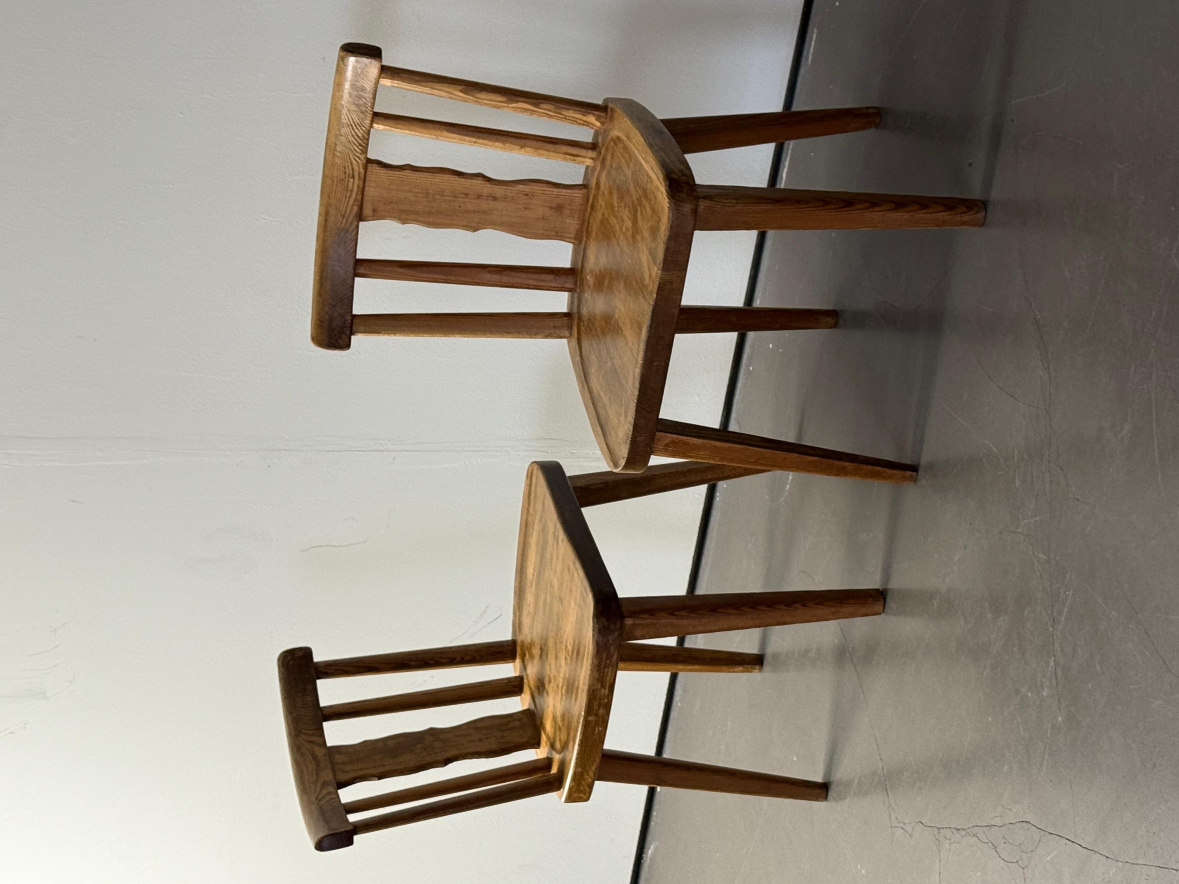 Chaises en pin massif. Probablement conçu par Axel Einar Hjorth dans les années 1930. Ils ont de belles proportions, et leur conception simple associée à un travail artisanal soigné - par exemple, l'assise n'est pas plate mais subtilement creusée -