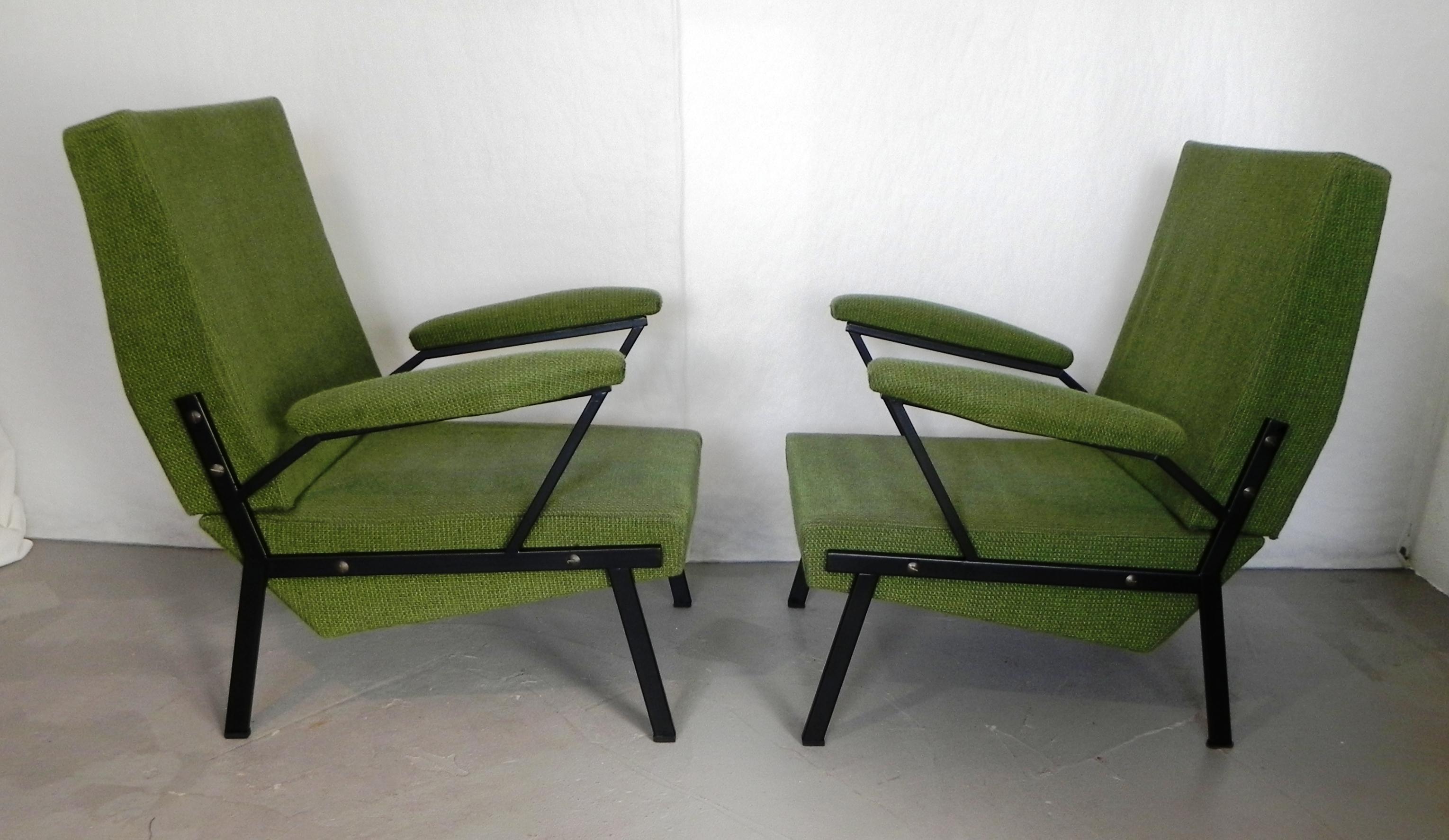 2 armchairs from the 1960s. typical mid-century modern style iron feet/frame. wooden shaft. original coarse weave fabric upholstery. the armchairs have been completely cleaned and sanitized. the upholstery fabric and underlying straps are well