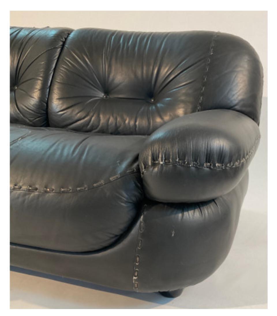 2 Sillones 1 Sofá de cuero Italia 1970s Sapporo Mobili Girgi producción. Conjunto de dos sillones y un sofá de cuero 1970s todo original. 
