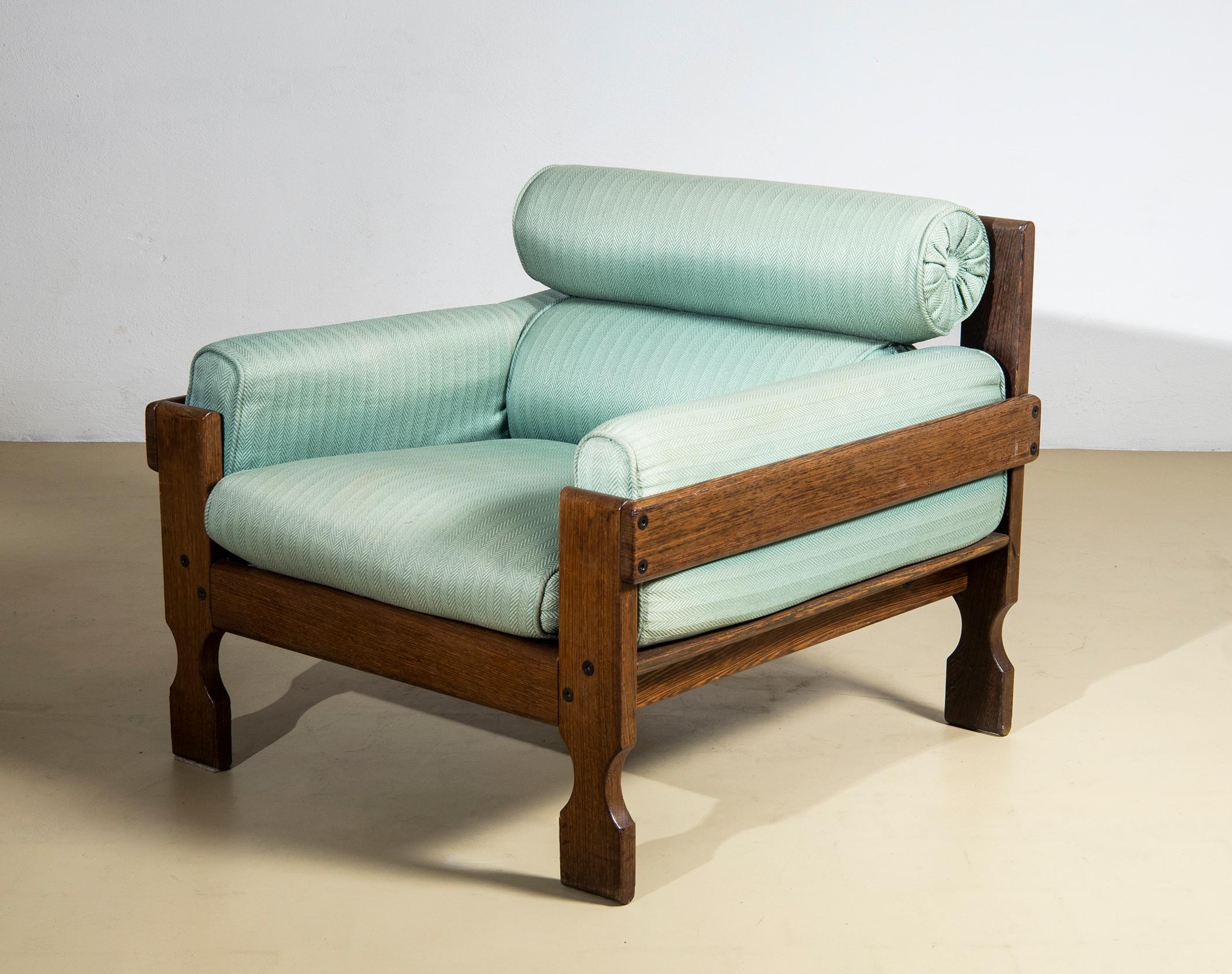 Set di due poltrone, della fine degli anni ’50, provenienti da una casa fiorentina progettata dall’Architetto Cencetti, che curò anche tutti gli arredi. Hanno una struttura in legno zebrano molto solida con zampe sagomate e cuscini tappezzati con