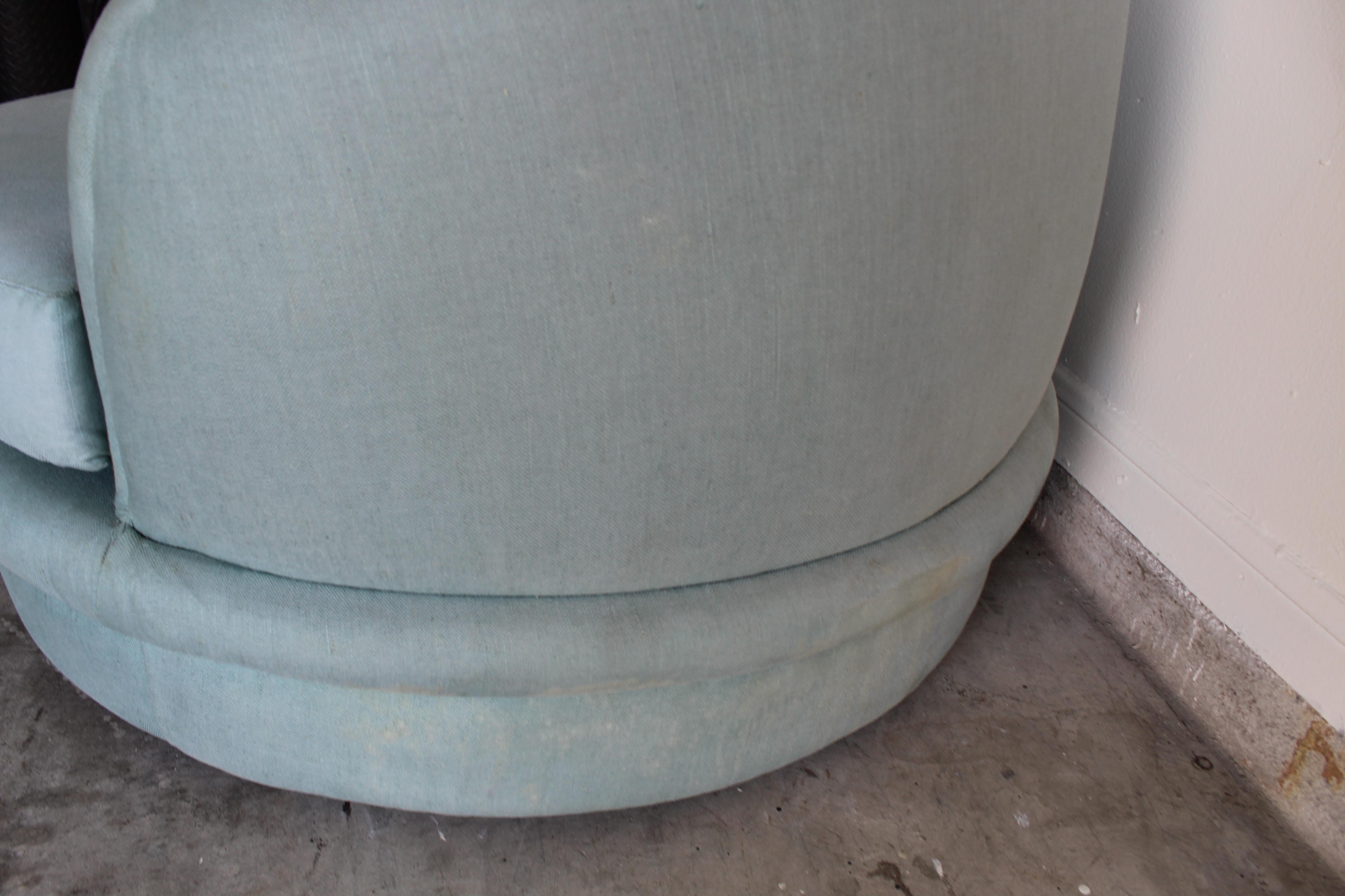Ein erstaunliches Paar babyblauer postmoderner gebogener Cloud-Sofas. Diese Sofas wurden Mitte der 1990er Jahre nach Maß gefertigt. Das niedrige Profil und die epischen Verzierungen ähneln dem Vladimir Kagan Cloud/Kidney-Sofa. Sobald es neu