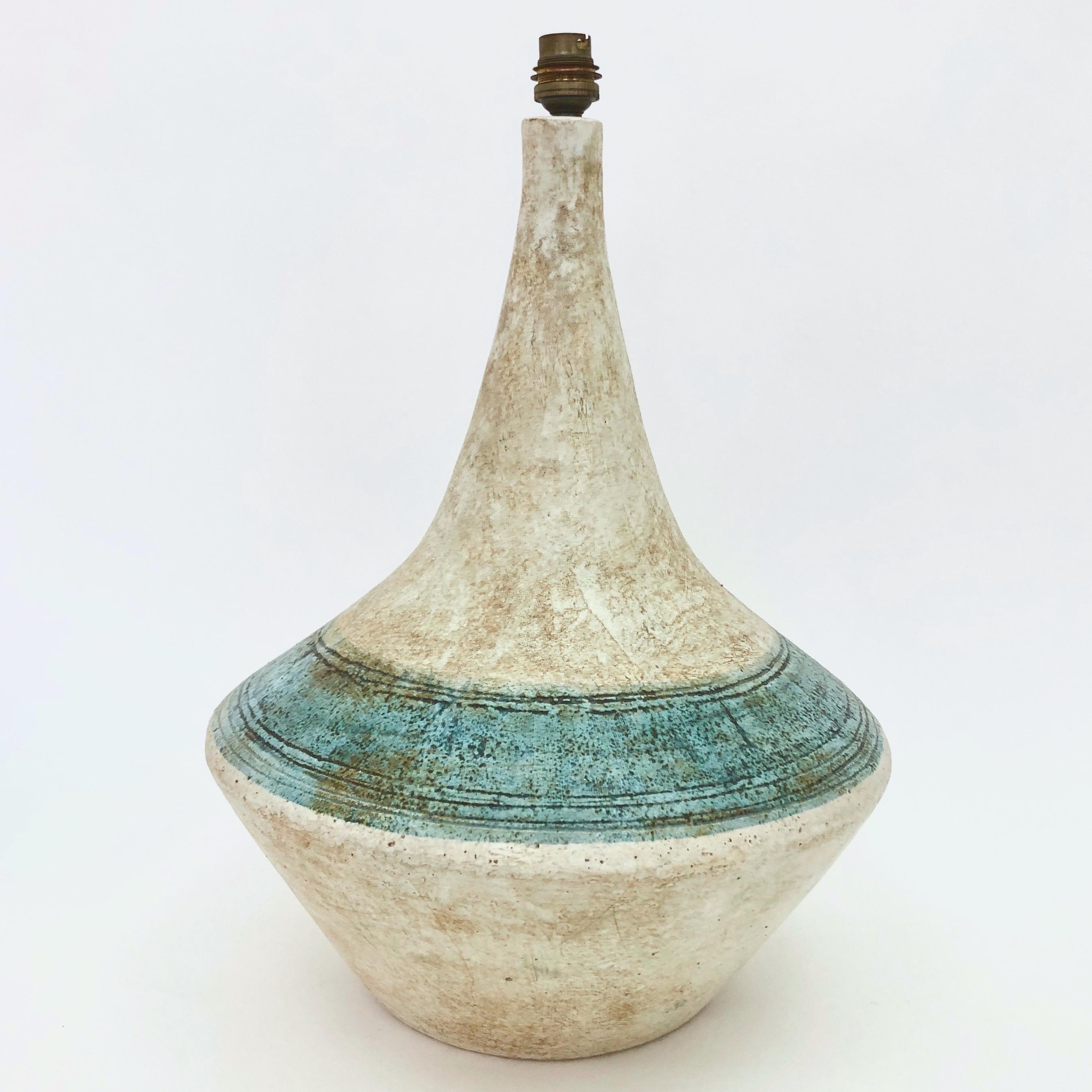 Hand-thrown pottery artwork, forming an important table lamp base.
Ceramic enameled in shades of cloudy pale beige, decorated with circular lines incised around the body and over glazed in mottled turquoise blue. 

Ceramic signed on the bottom by