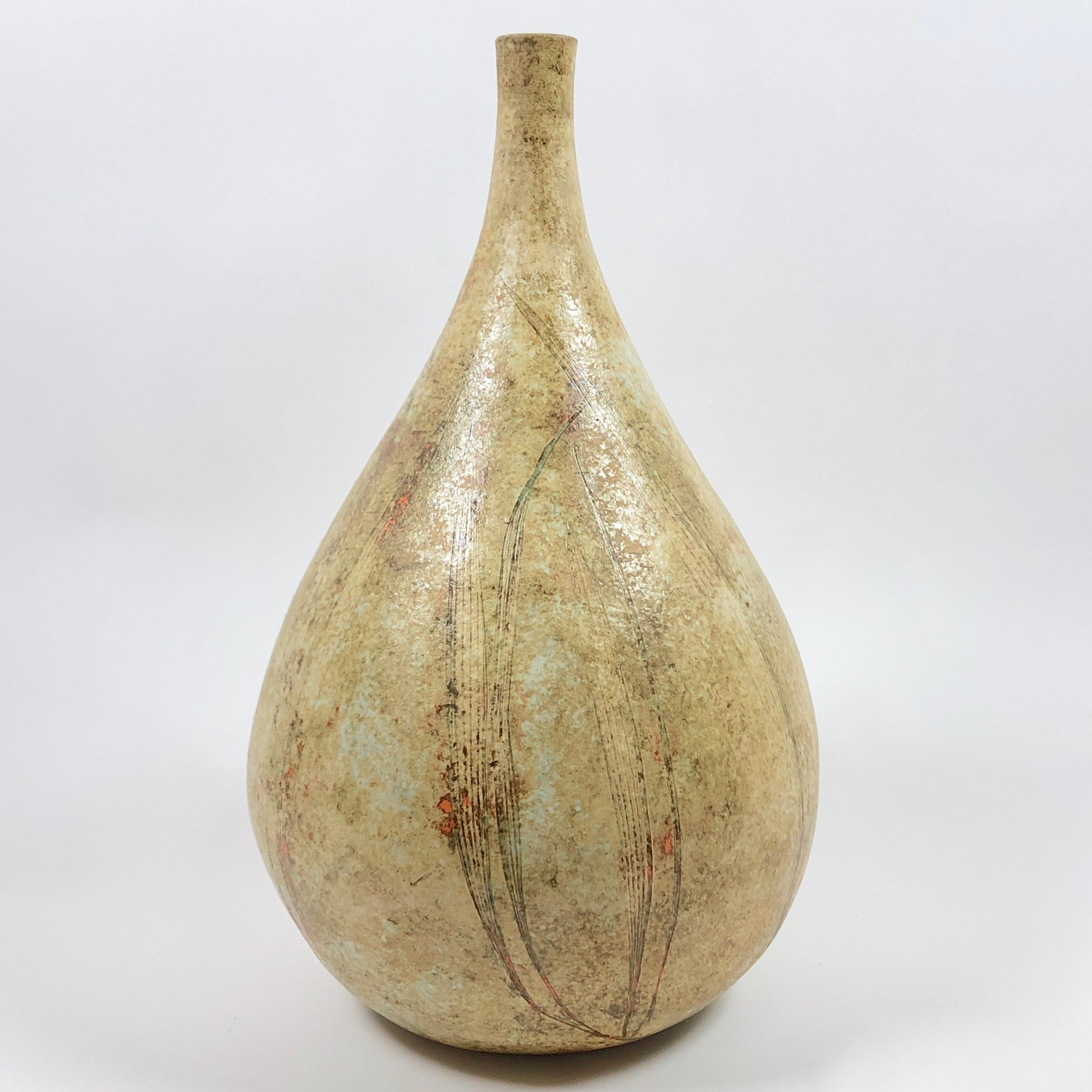 Rare and important drop ceramic bottle, forming a table lamp base.
Ceramic glazed in shades of cloudy mustard, beige, pale brown and orange spots, decorated with abstract designs, or leaves, engraved on all sides.
Ceramic signed by the French