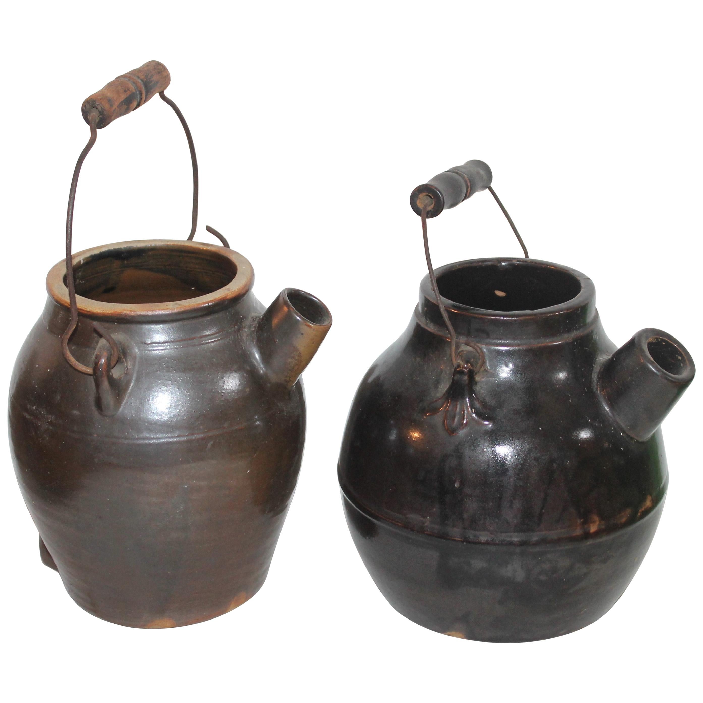 2 pichets à beurre en poterie avec poignées en fil de fer d'origine, 19ème siècle en vente