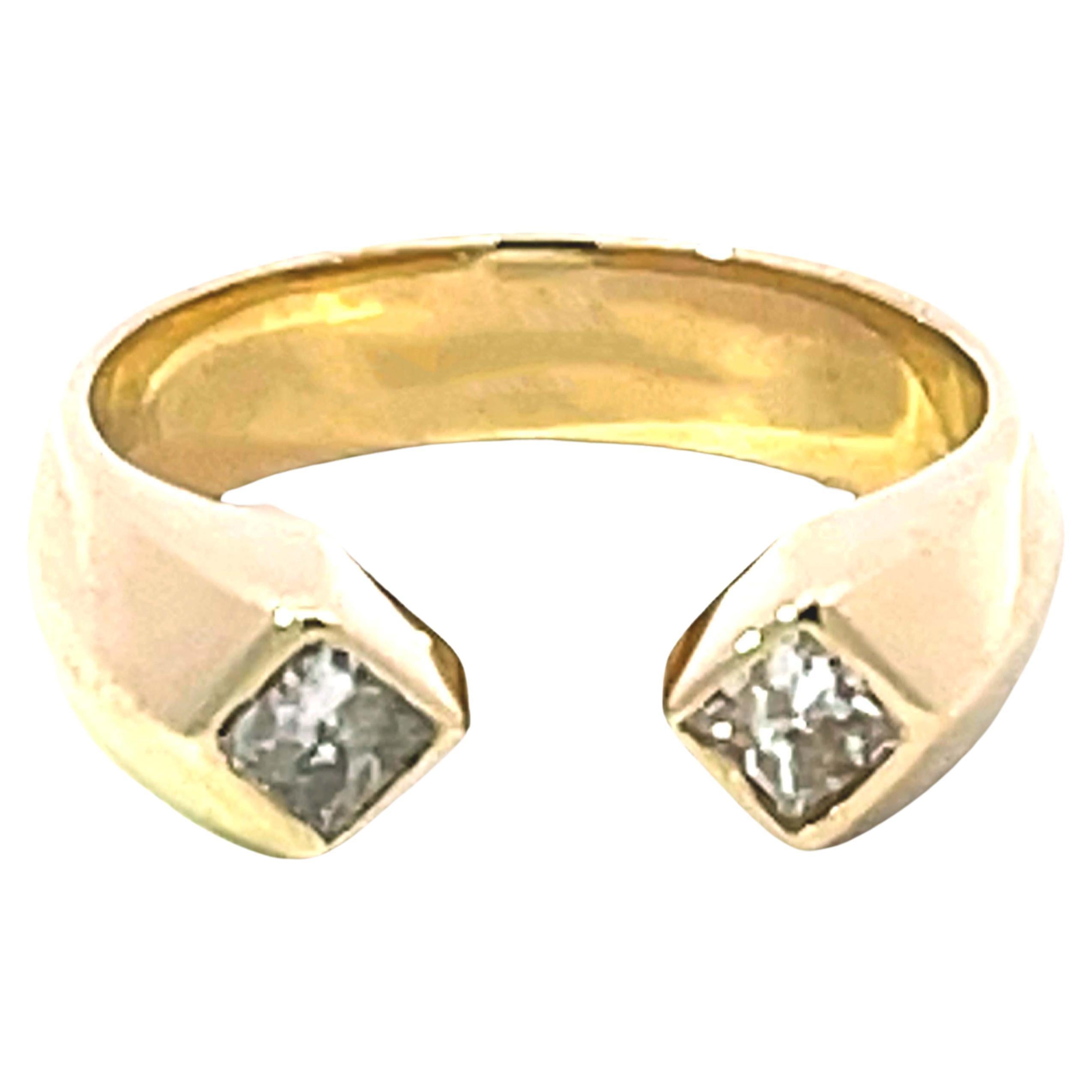 Bague à anneau ouvert avec 2 diamants de taille Princesse en or jaune 14K massif