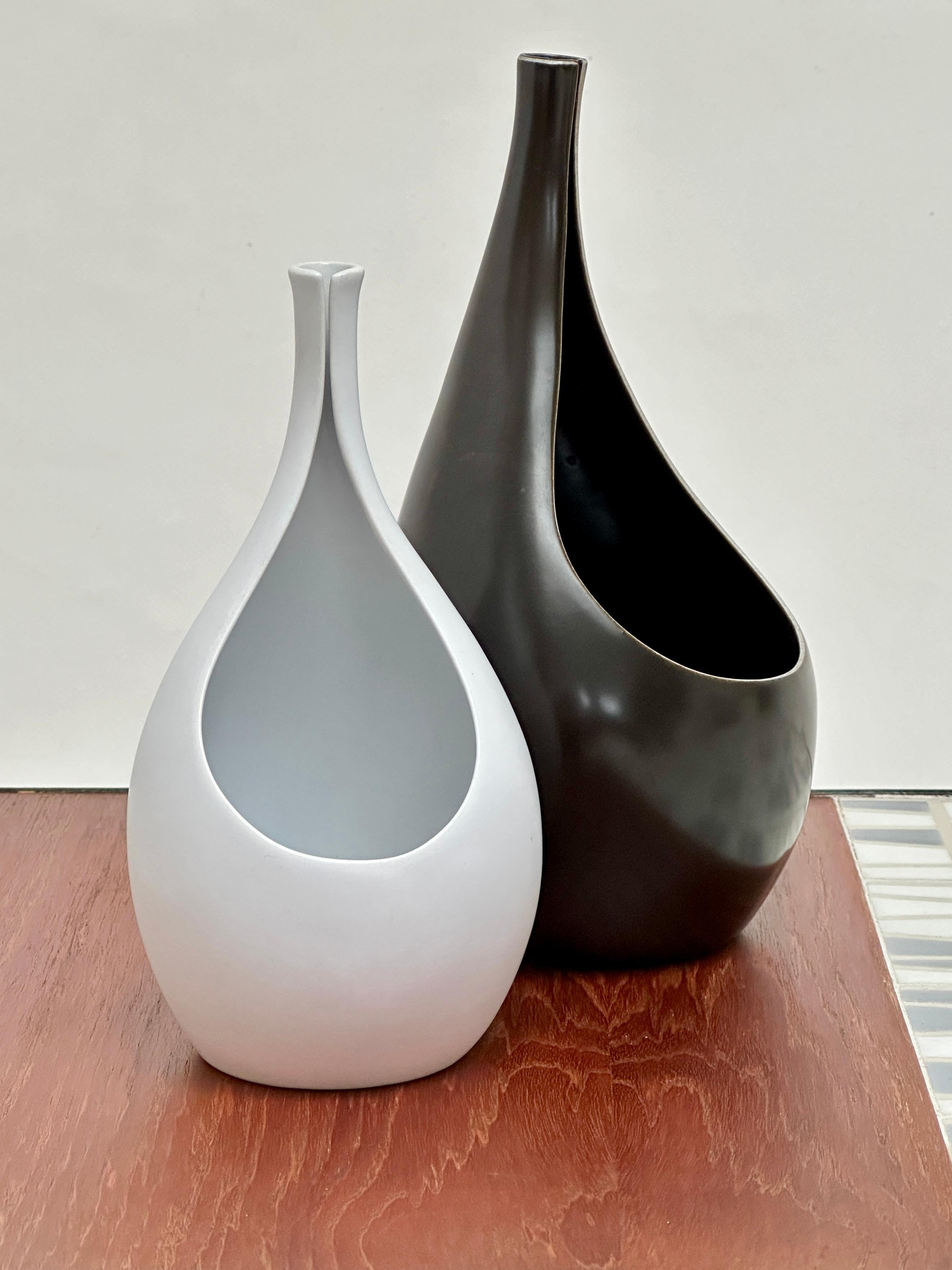 2 vases from the Pungo range created by Stig Lindberg for the Swedish manufacturer Gustavsberg in 1953.

Fine stoneware with matt white glaze for one and satin black called “Carrara” for the other.

Manufacture stamp on the back and, quite