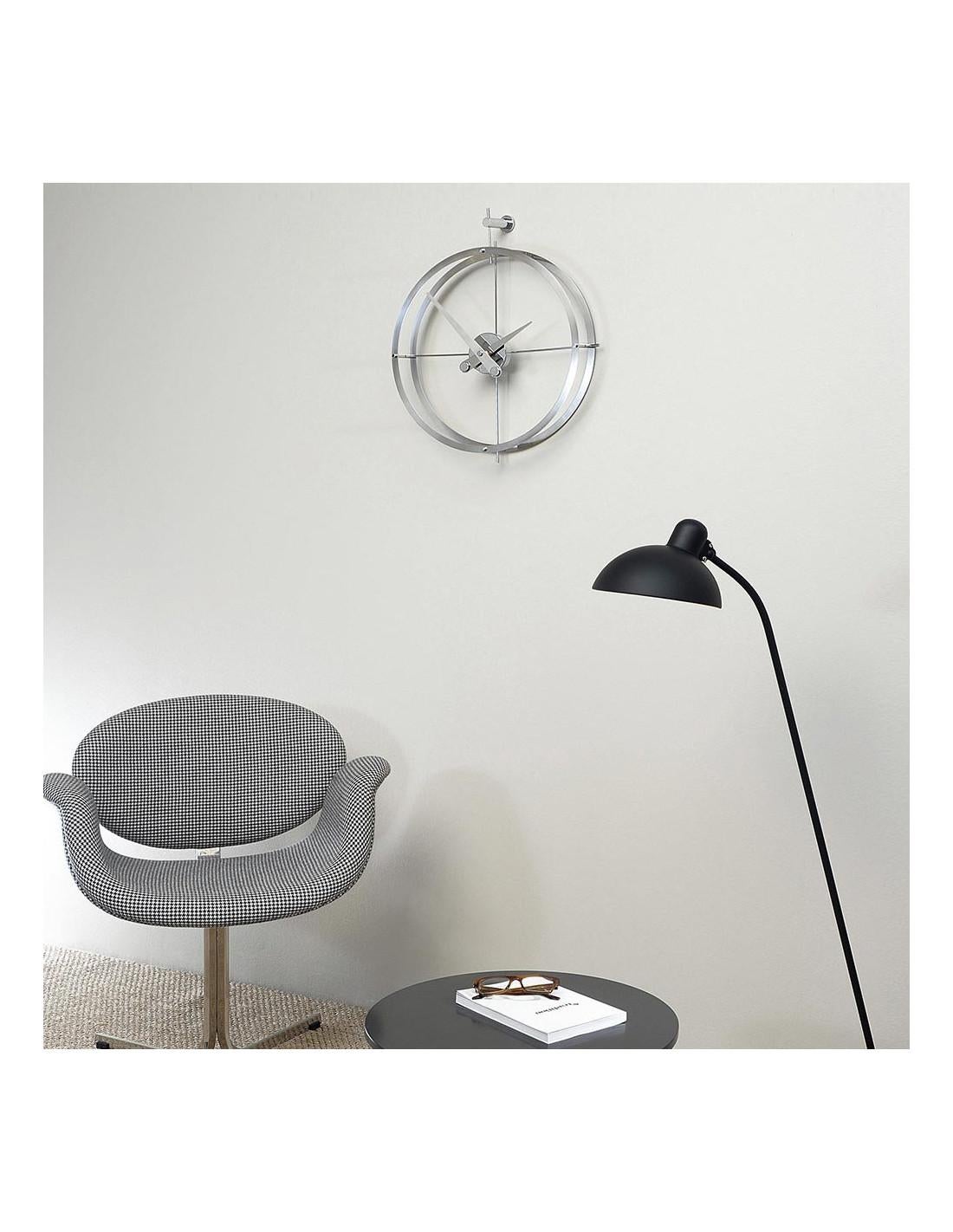 It is a wall clock that at first glance has a design that inspires a futuristic feeling by having no more than the double ring and the hands that mark the hour and minutes. the puntos i clock has a German UST mechanism 
2 puntos i wall clock :