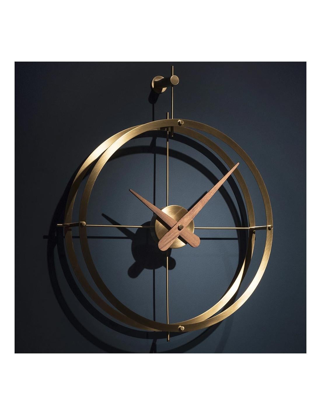 2 puntos Premium wall clock It is the classic industrial style wall clock. It has the machinery case and rods made of polished brass, and the hands and rings in walnut wood.
2 puntos Premium wall clock : Rings and central box in polished brass ,
