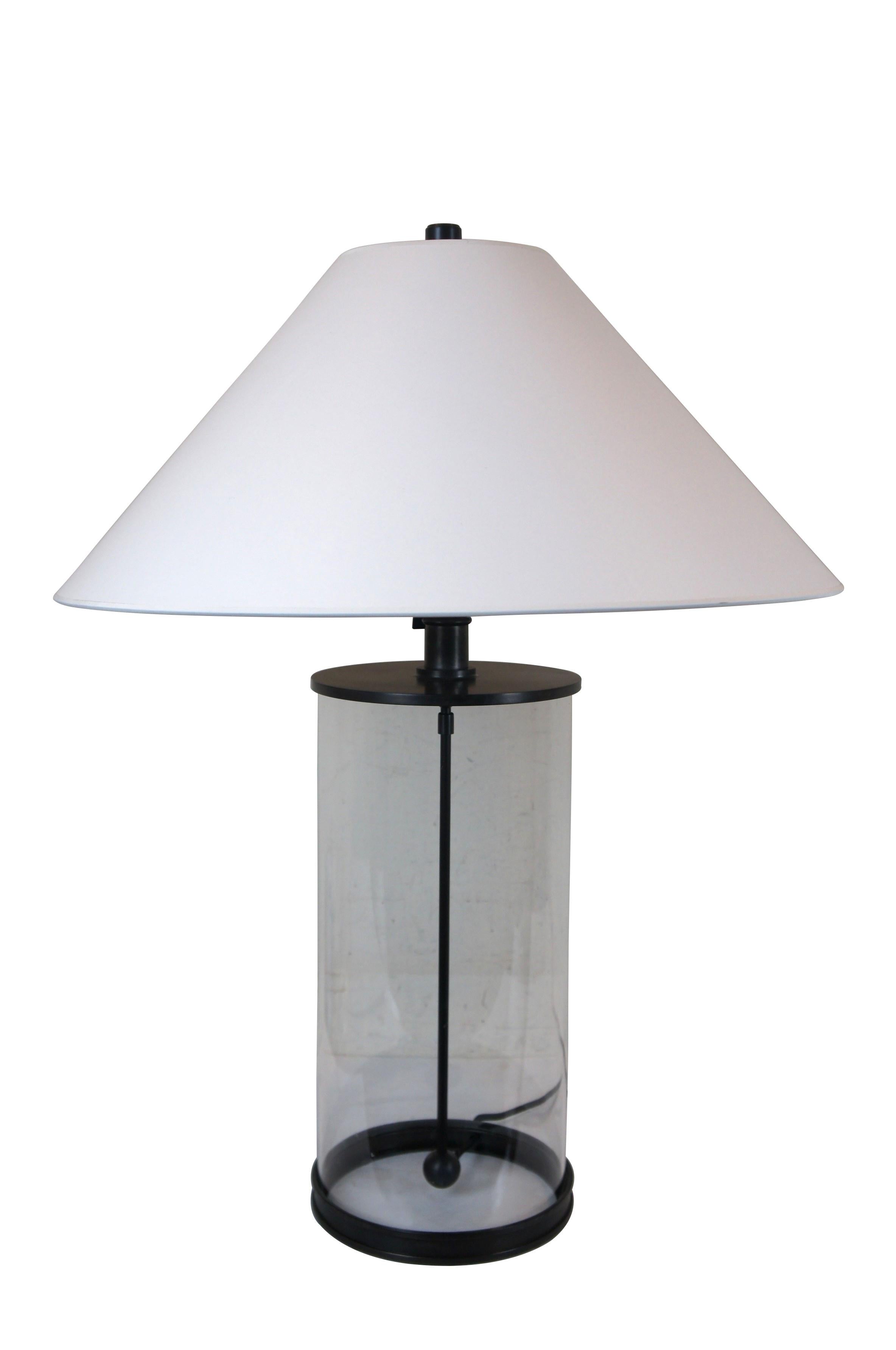 Pareja de lámparas de sobremesa modernas de Ralph Lauren Lighting. El diseño minimalista presenta un cilindro de cristal acentuado con bordes metálicos acabados en bronce y una cubierta de cuerda en forma de péndulo suspendida en el interior.