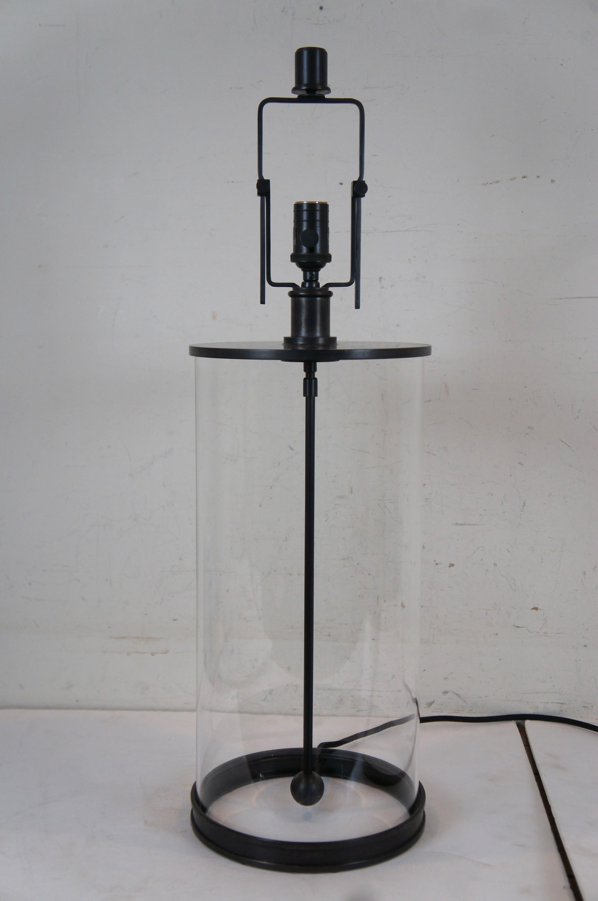 2 Lámparas de mesa Ralph Lauren Modern Glass Hurricane Bronce Library Buffet siglo XX en venta