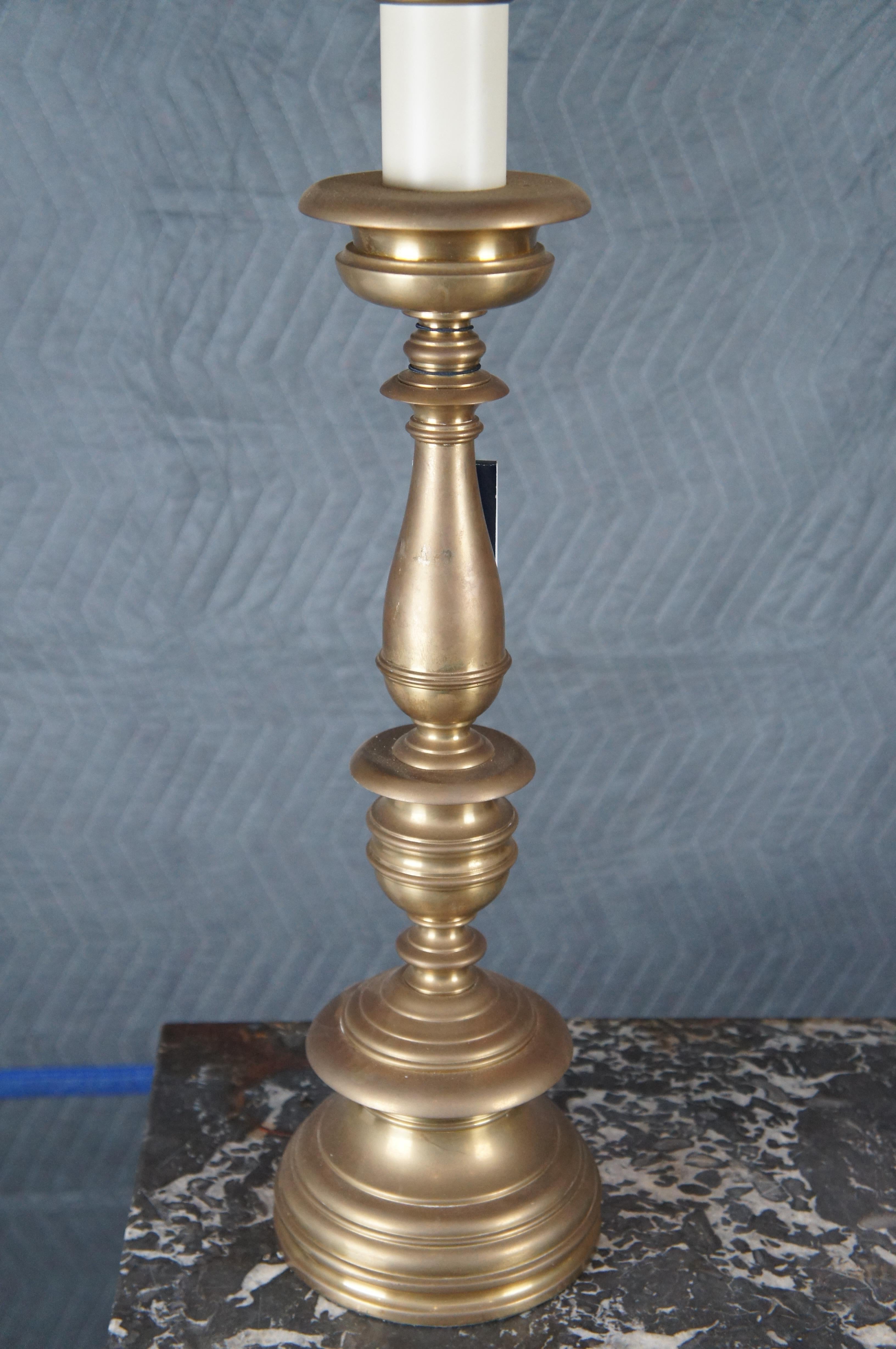 2 Ralph Lauren Tudor Altar-Kerzenständer, verstellbare Messing-Tischlampen mit Lampenschirmenschirmen, Paar (20. Jahrhundert) im Angebot