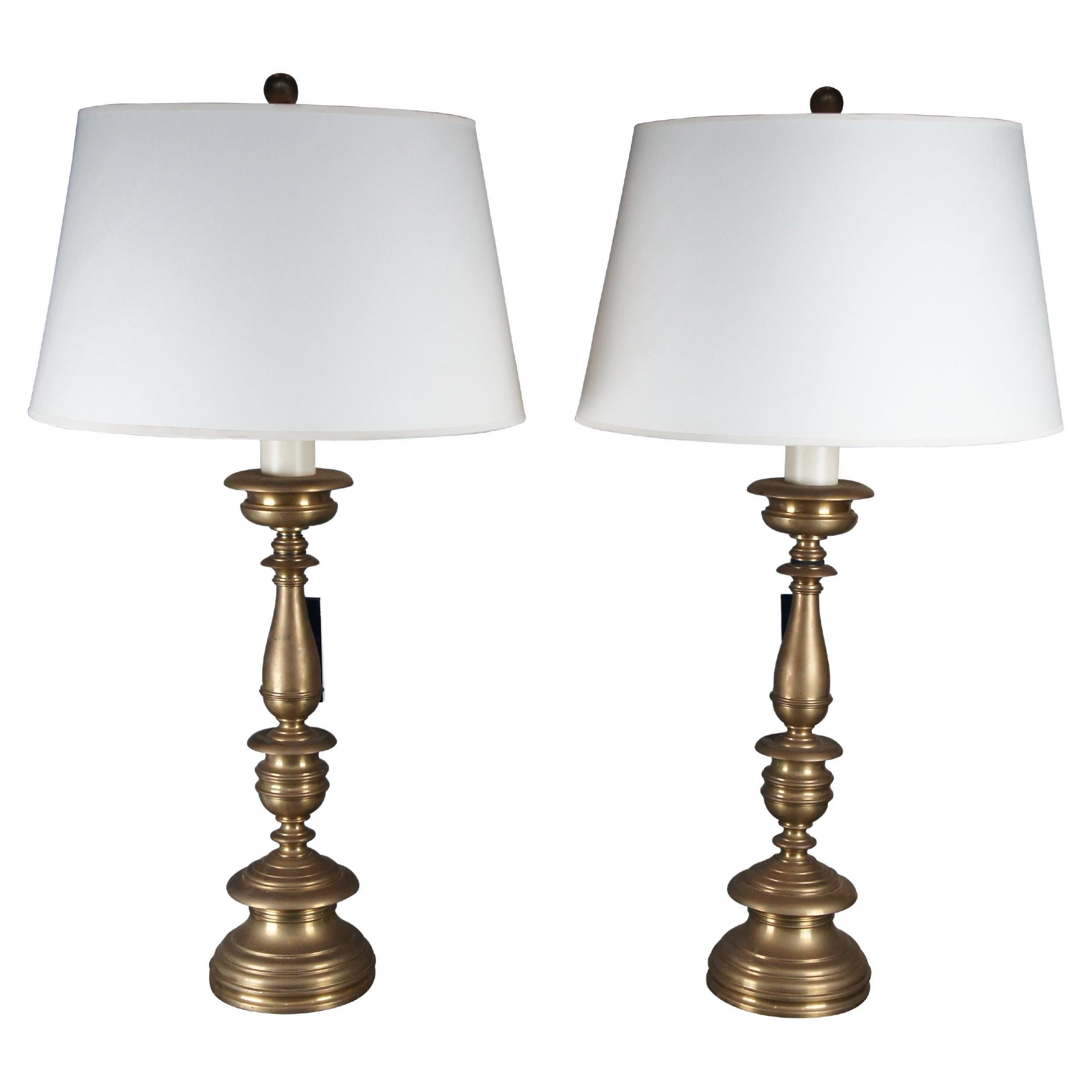 2 Ralph Lauren Tudor Altar-Kerzenständer, verstellbare Messing-Tischlampen mit Lampenschirmenschirmen, Paar
