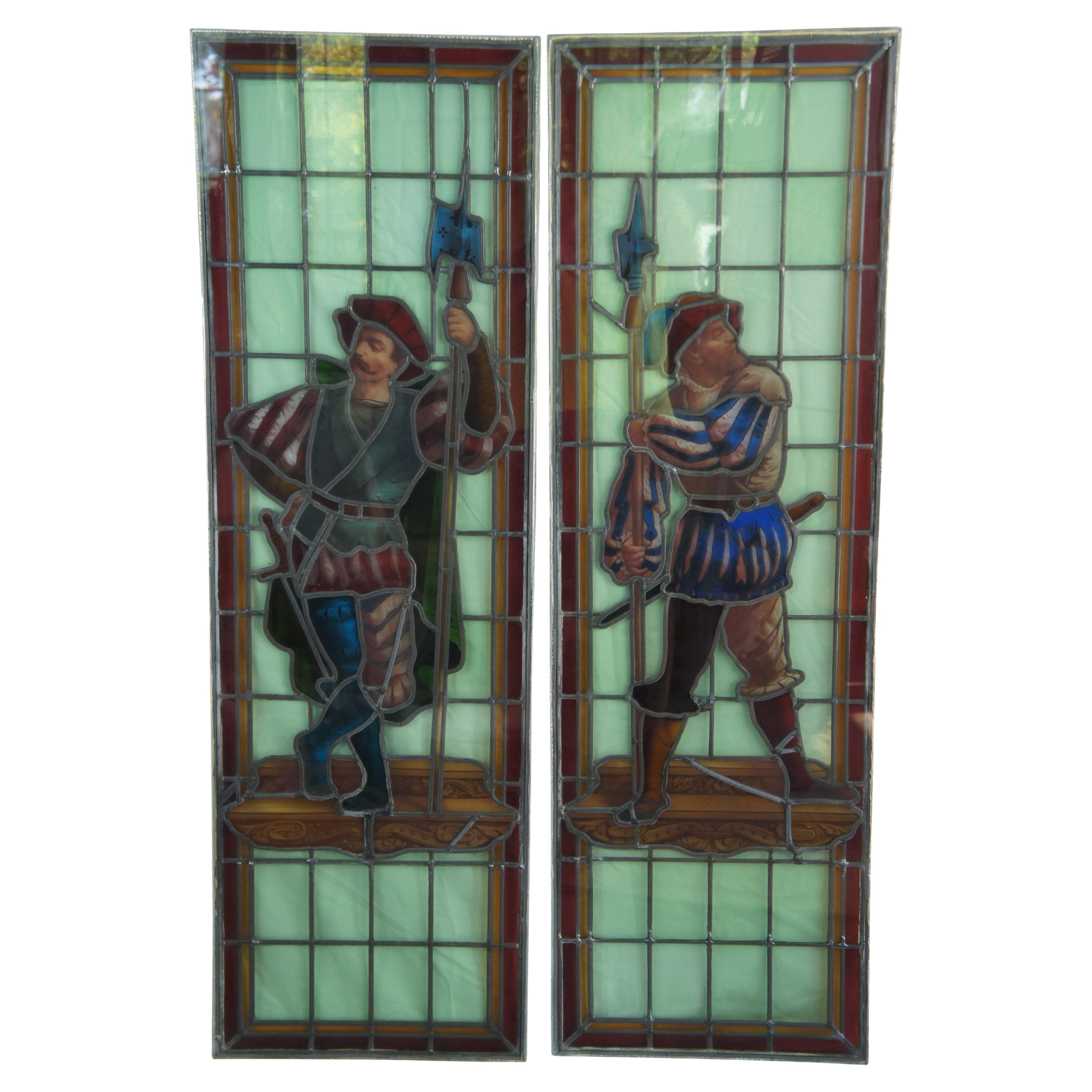 Impresionante Pareja de vidrieras de la más alta calidad, pintadas con grisalla y esmaltes sobre vidrio catedralicio, hacia el siglo XIX. Representa a dos alabarderos renacentistas o guardias suizos con coloridos atuendos y espadas en la cintura.