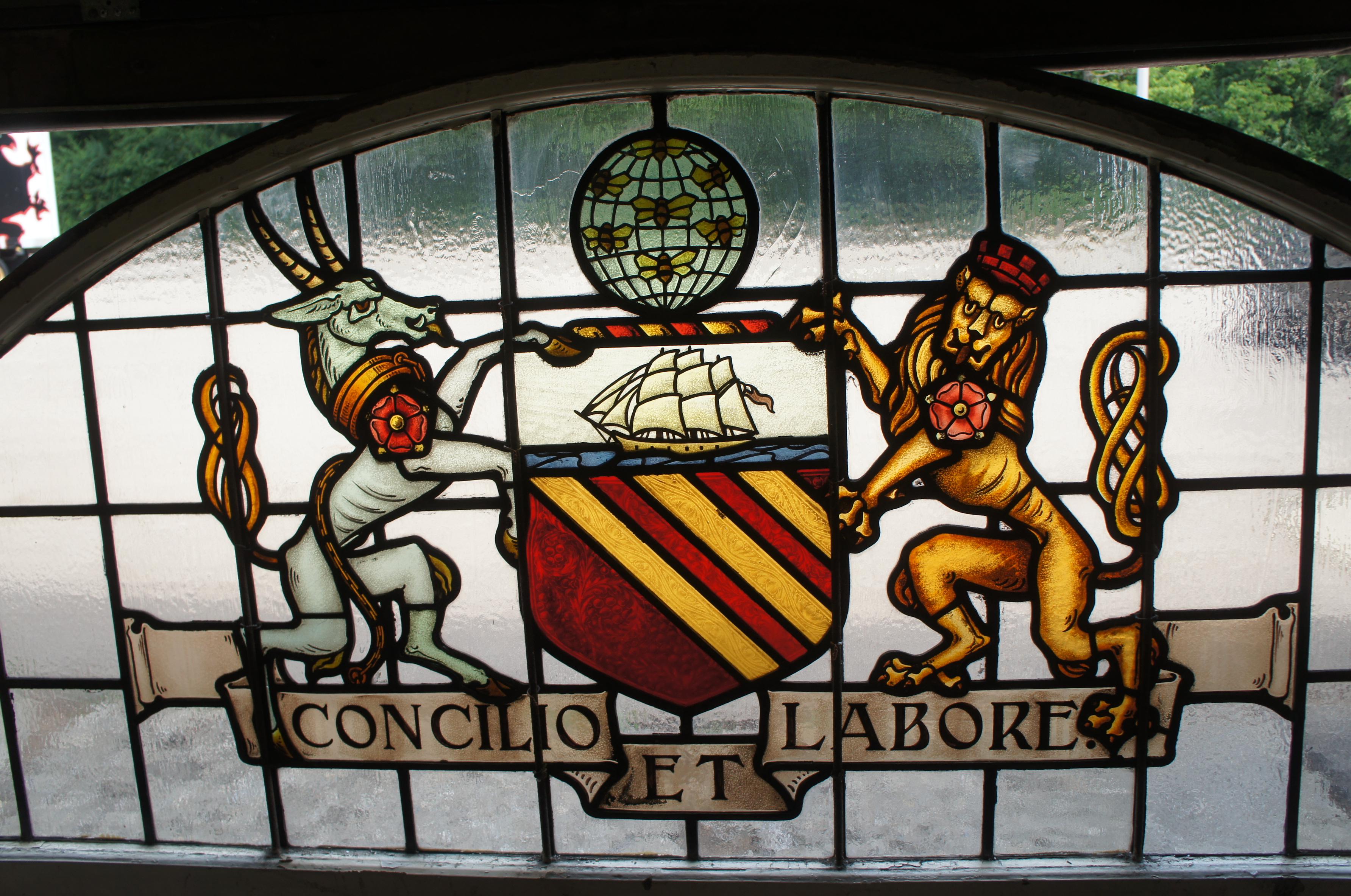 Verre teinté 2 rares armoiries de fenêtre palladiennes anciennes en verre teinté anglais de Manchester en vente