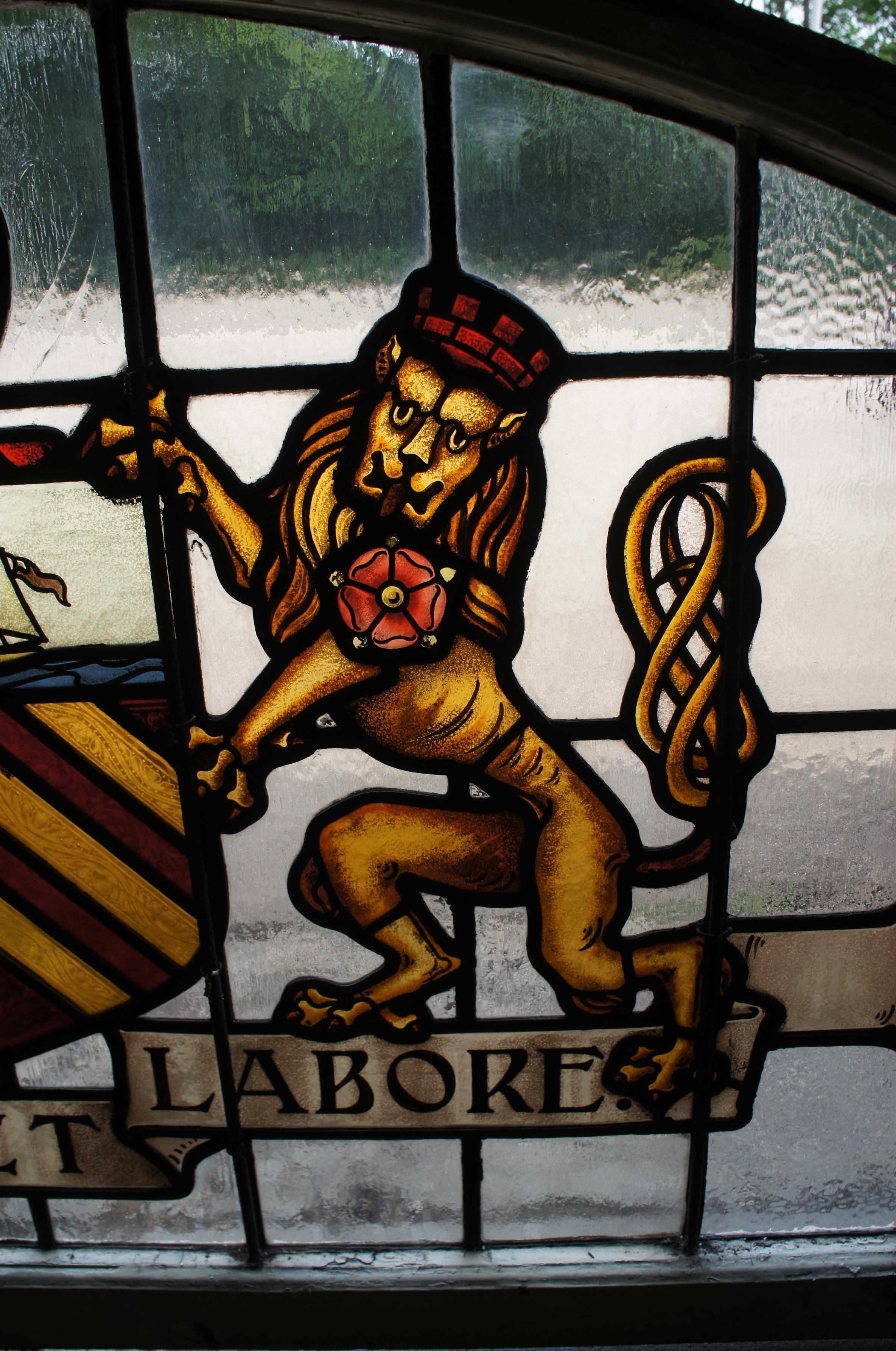 2 rares armoiries de fenêtre palladiennes anciennes en verre teinté anglais de Manchester en vente 1