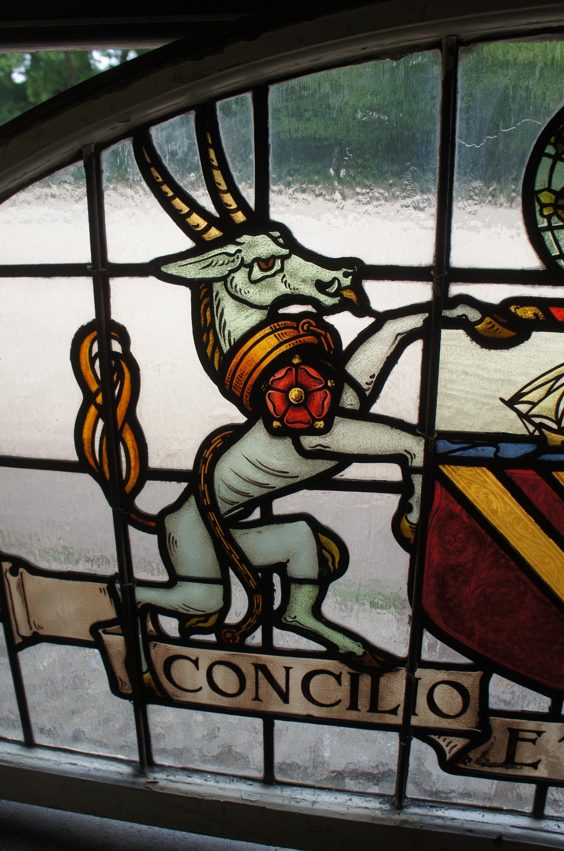 2 rares armoiries de fenêtre palladiennes anciennes en verre teinté anglais de Manchester en vente 2