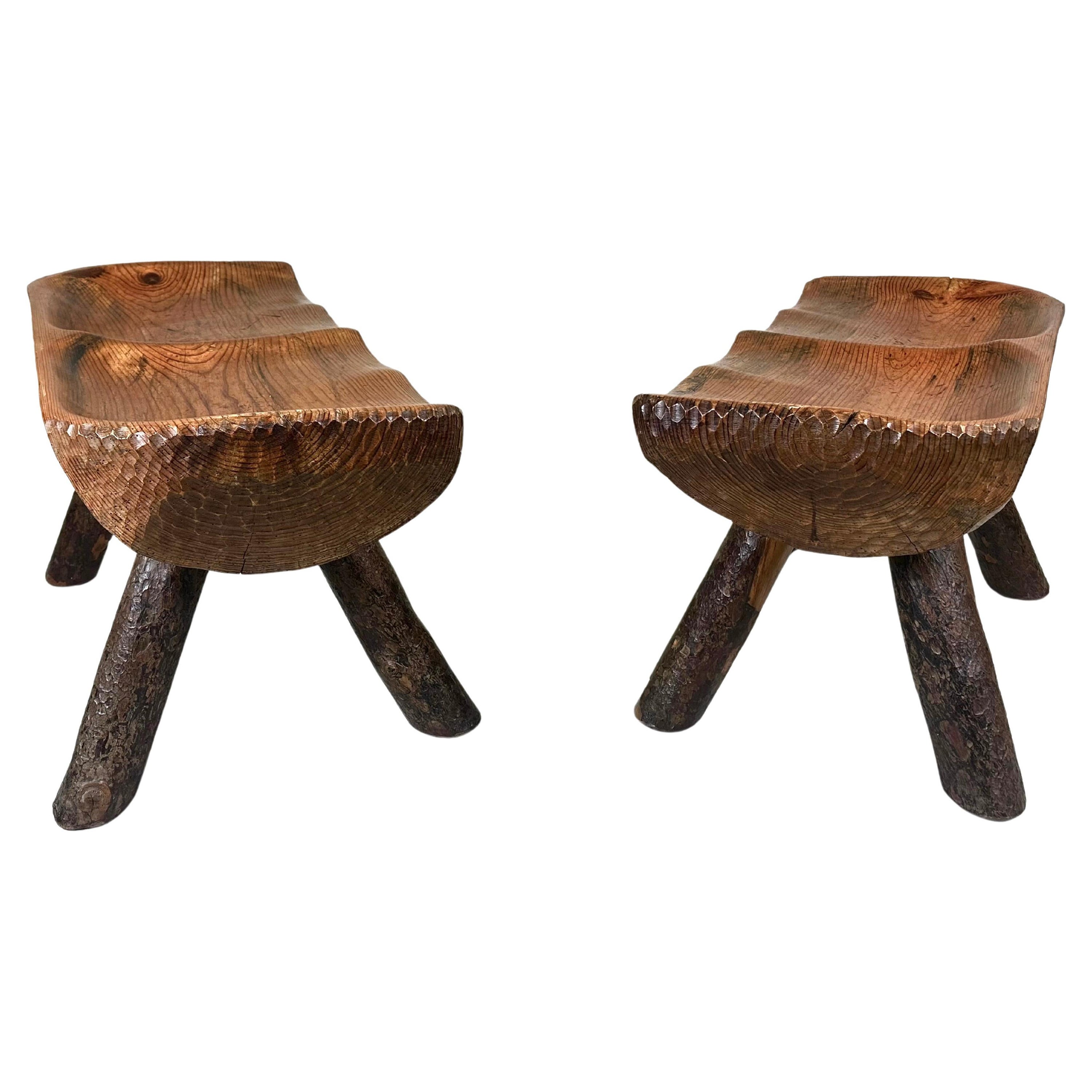 2 Rare panche alpine artigianali moderne italiane in cipresso intagliato a mano