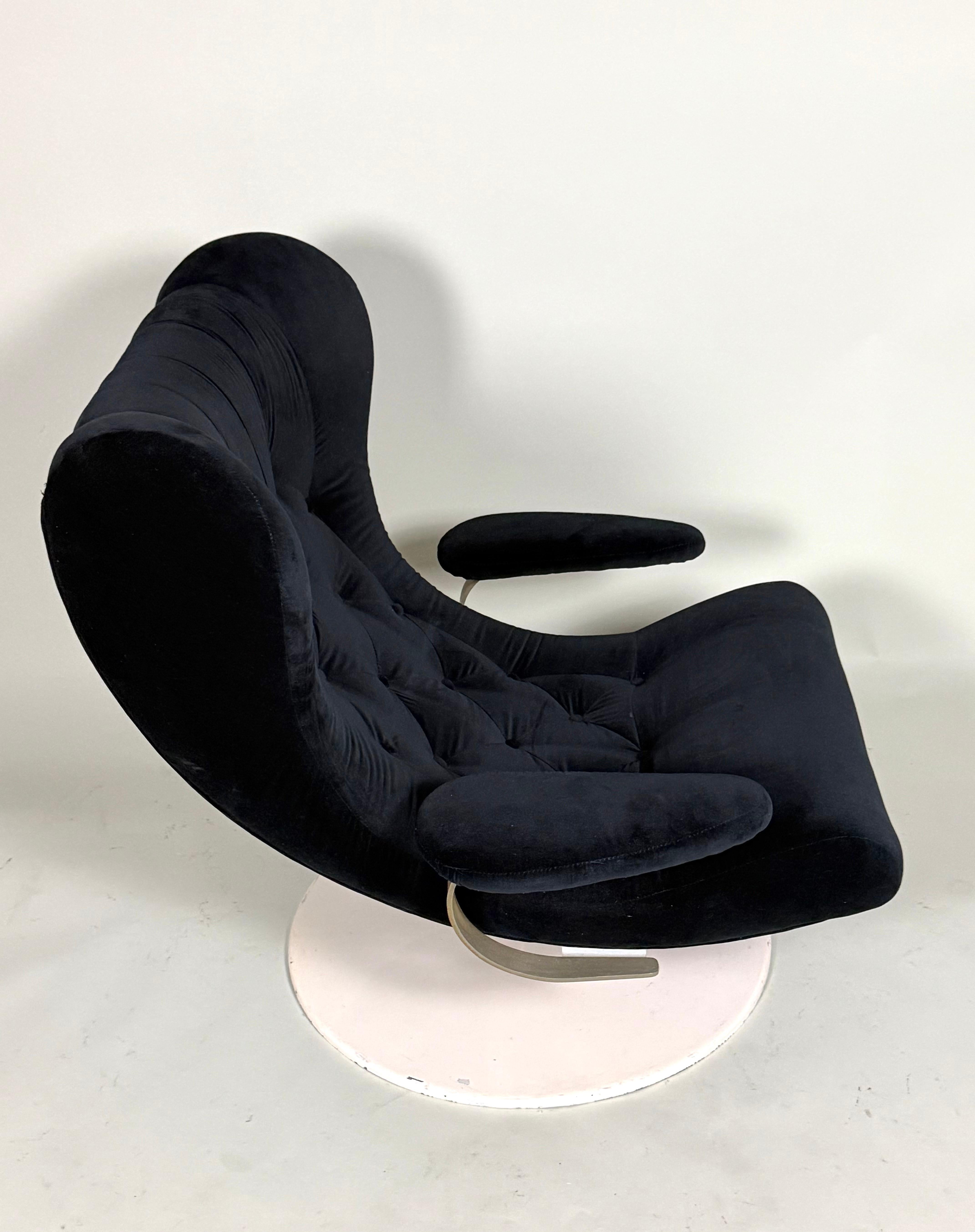 2 Rare Prototype Italian Organic Modern Swivel Lounge Chairs, Joe Colombo, 1970 In Good Condition For Sale In New York, NY
