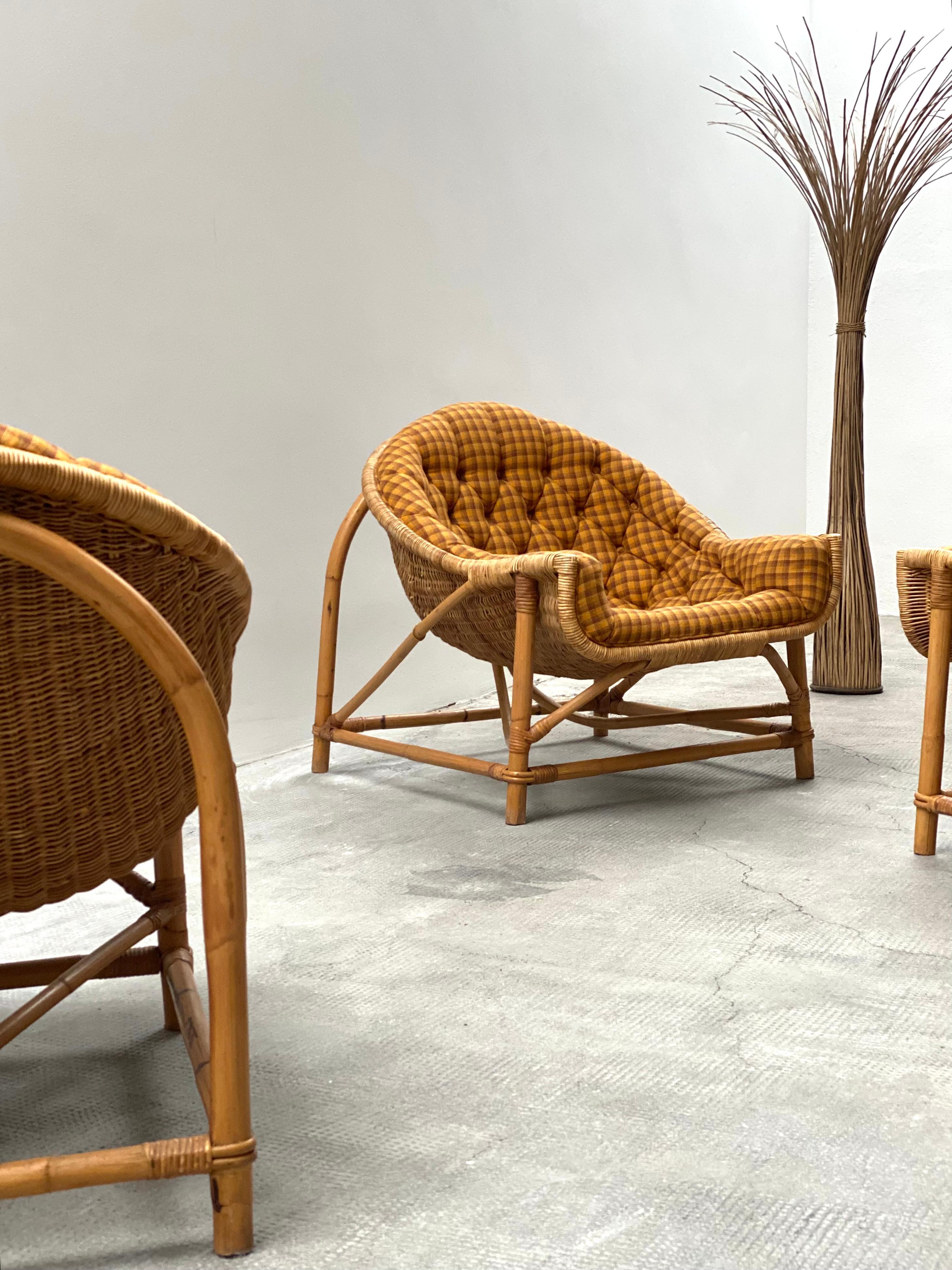 SILLÓN DE MIMBRE RATTÁN CON TABURETE LINA ZERVUDAKI, FRANCIA Años 50 en venta 3