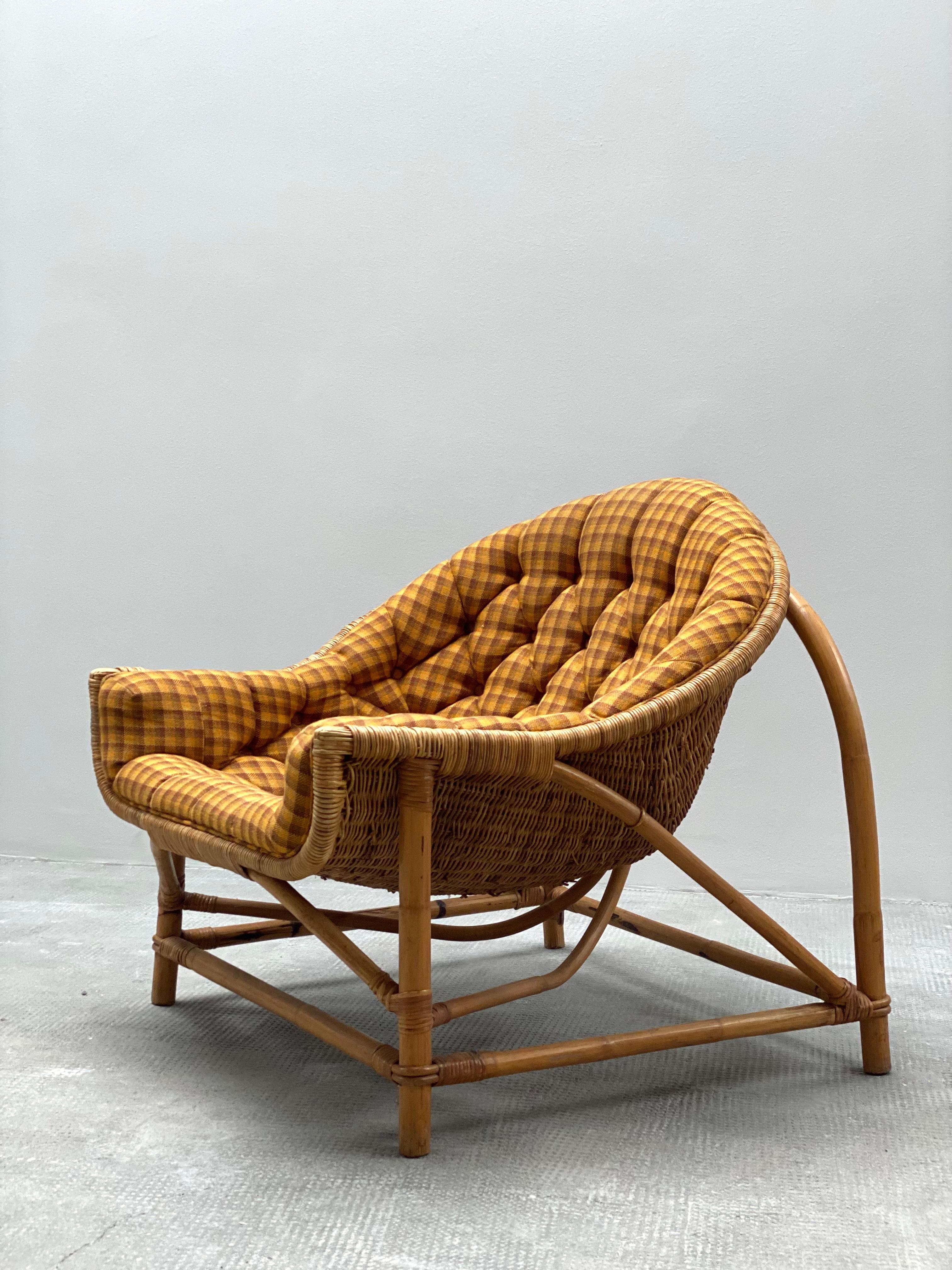 SILLÓN DE MIMBRE RATTÁN CON TABURETE LINA ZERVUDAKI, FRANCIA Años 50 en venta 5