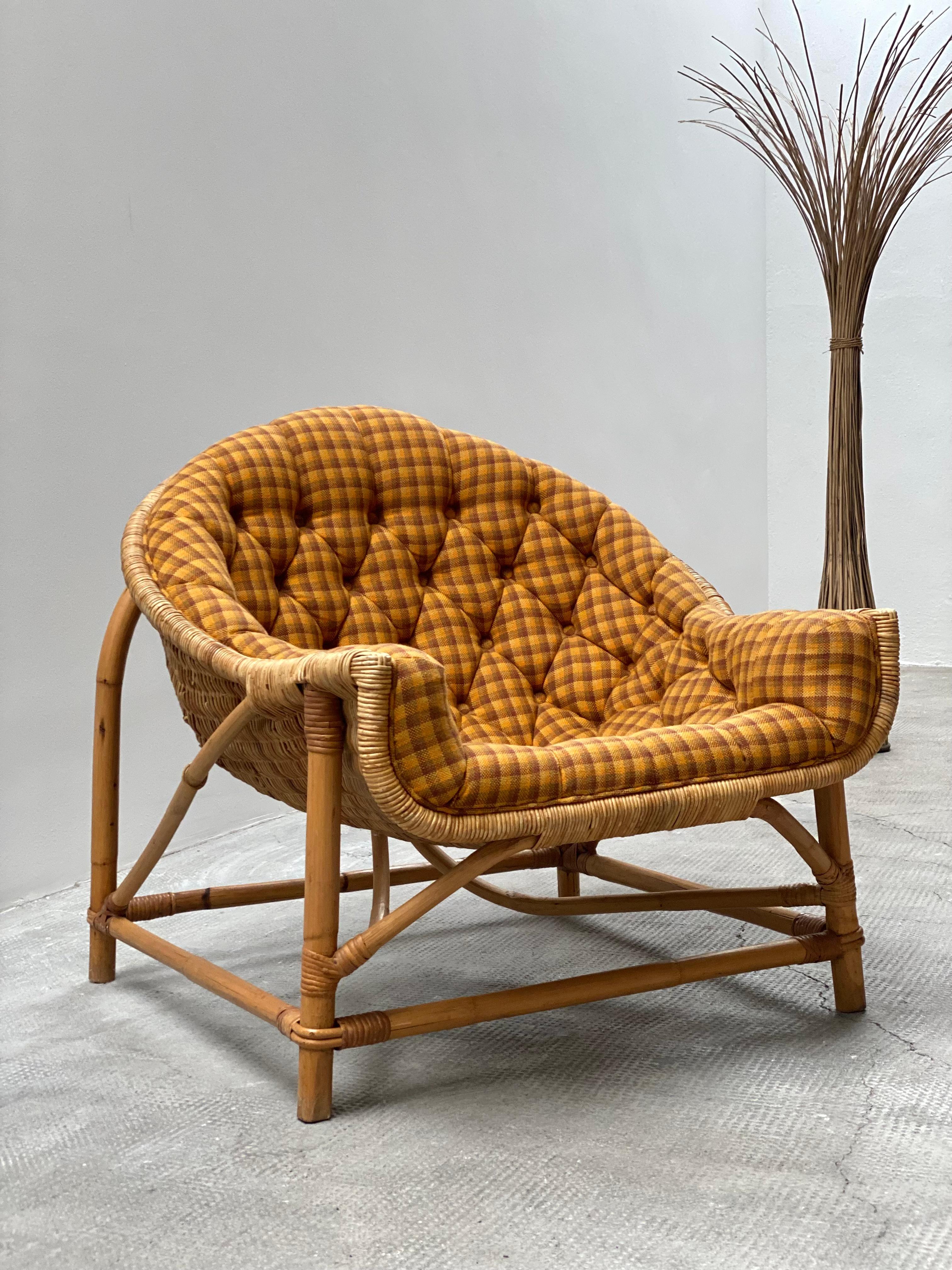 SILLÓN DE MIMBRE RATTÁN CON TABURETE LINA ZERVUDAKI, FRANCIA Años 50 en venta 6