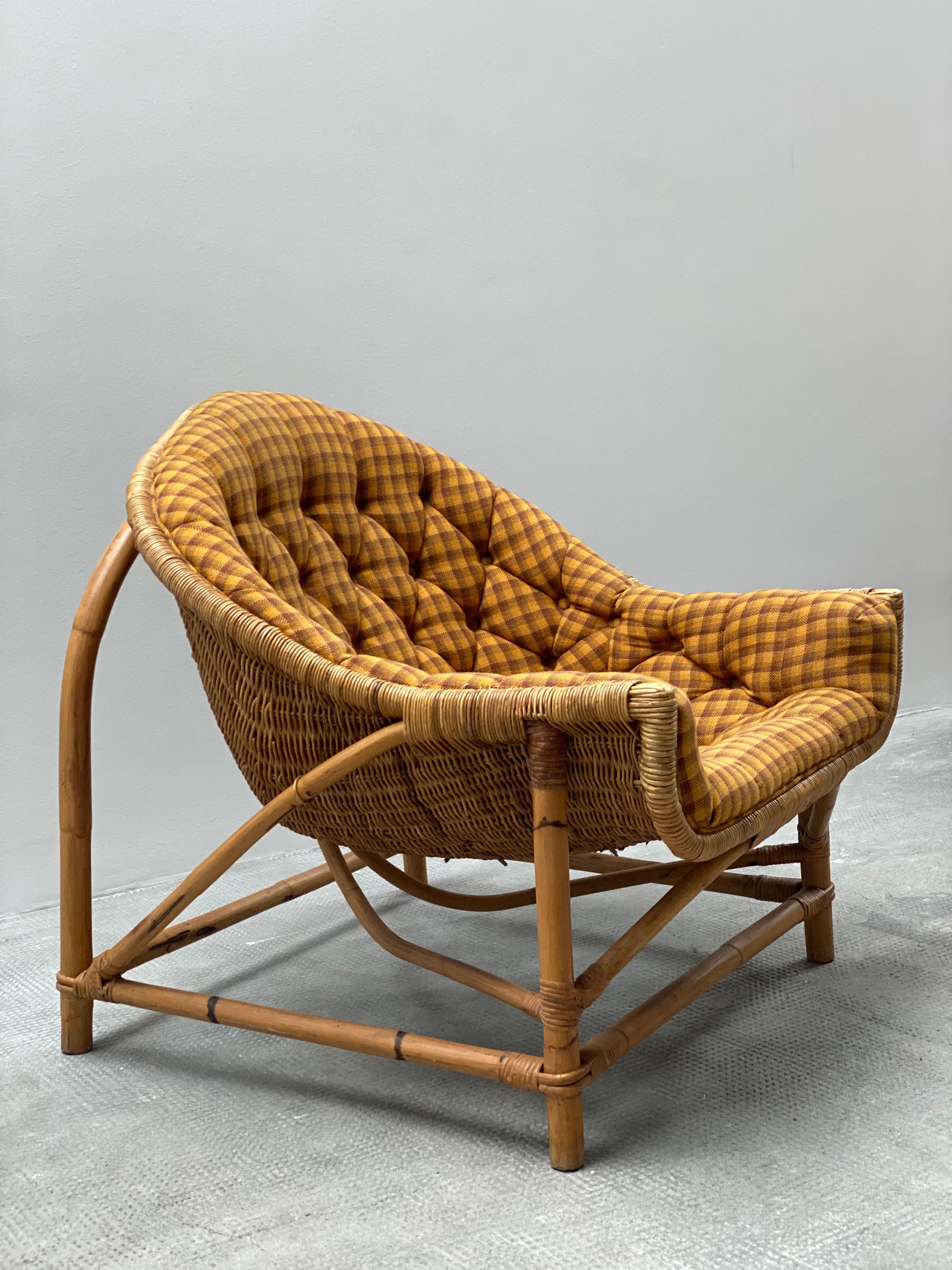 SILLÓN DE MIMBRE RATTÁN CON TABURETE LINA ZERVUDAKI, FRANCIA Años 50 en venta 7