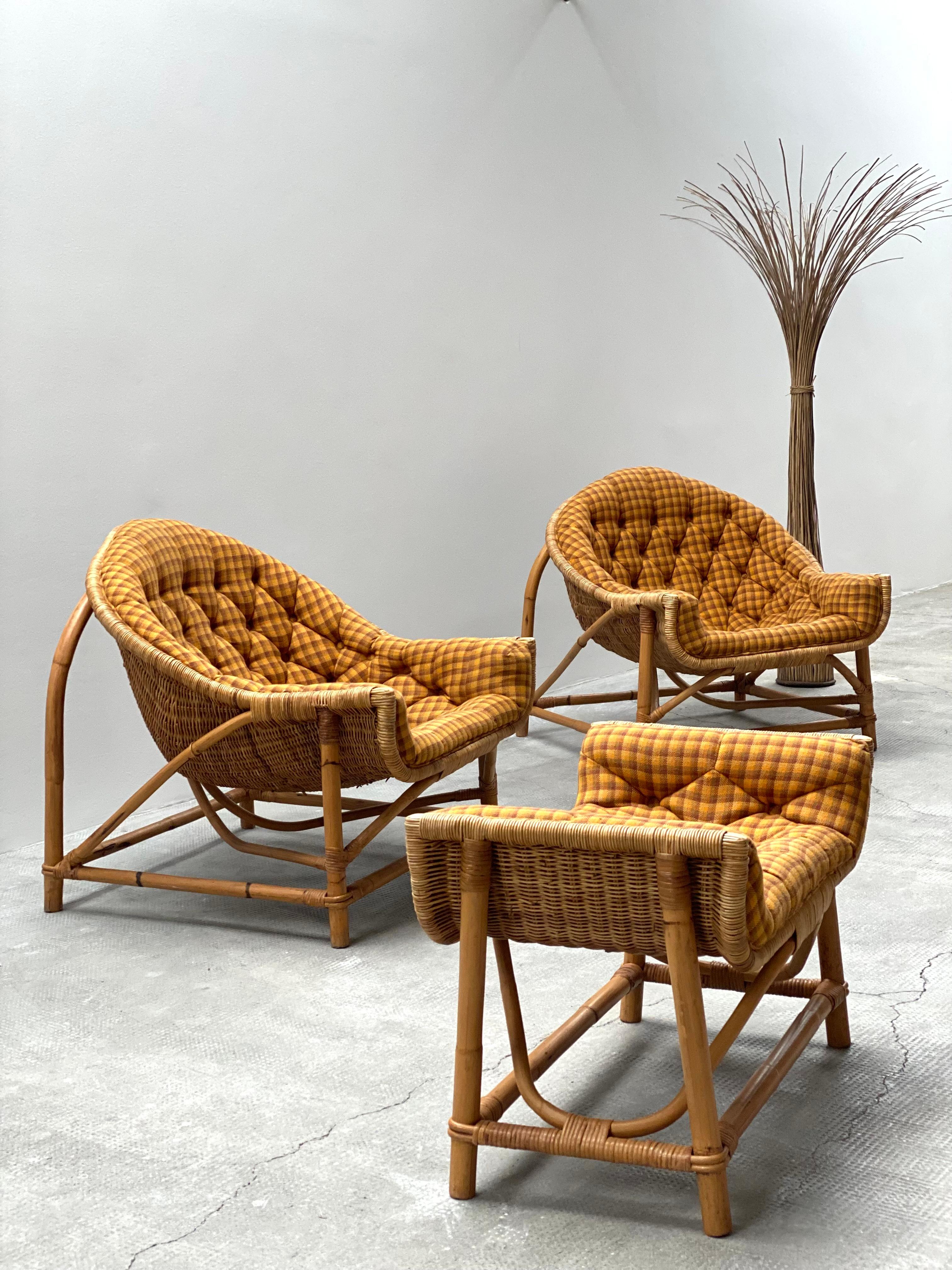 Precioso y rarísimo conjunto de sillones de ratán con tapicería textil en excelente estado original atribuido a la maestra tejedora Lina Zervudaki, que modernizó y revolucionó el arte de tejer, Francia, años 50.

Muy cómodo para sentarse y en muy