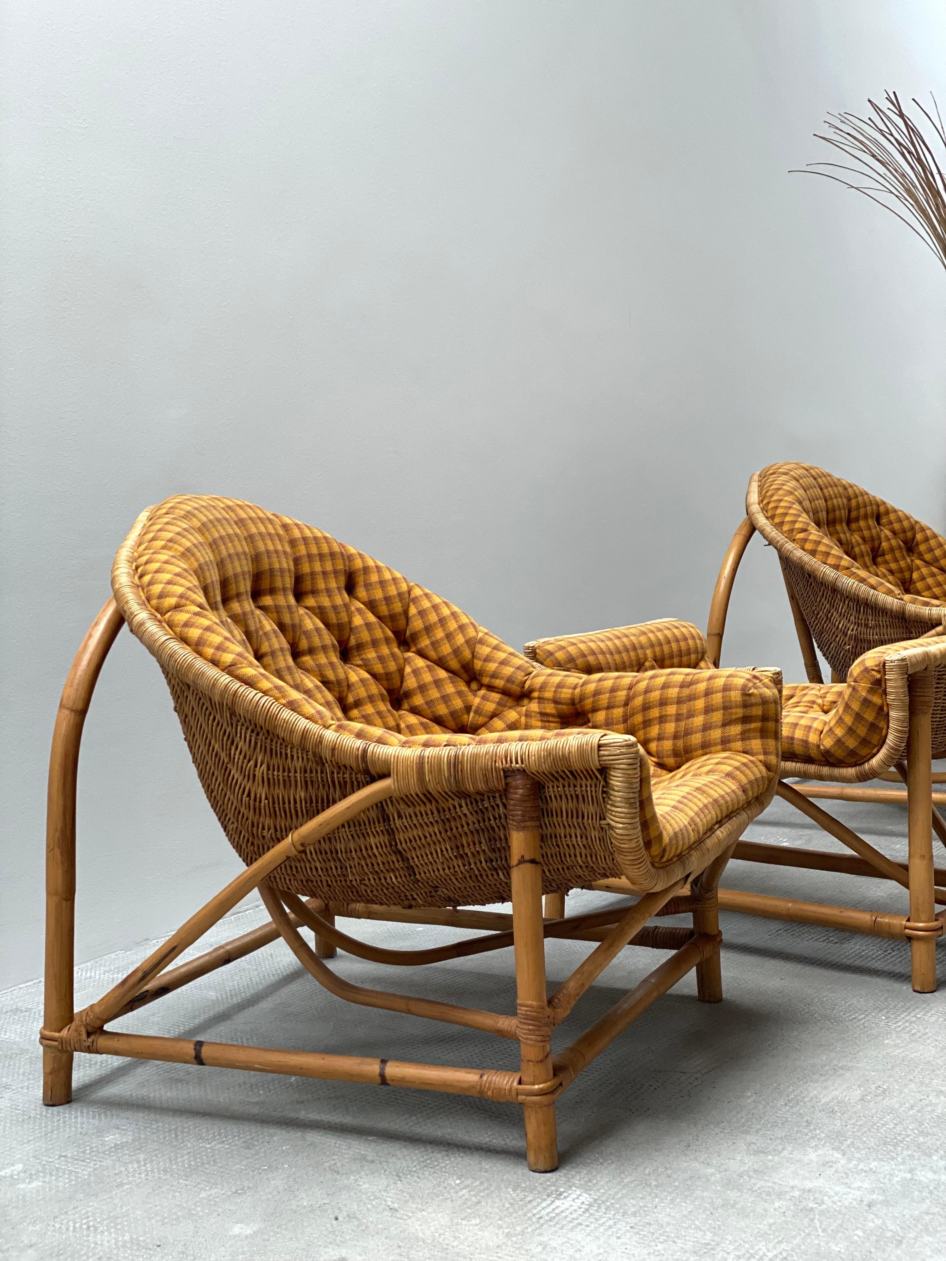 SILLÓN DE MIMBRE RATTÁN CON TABURETE LINA ZERVUDAKI, FRANCIA Años 50 Moderno de mediados de siglo en venta
