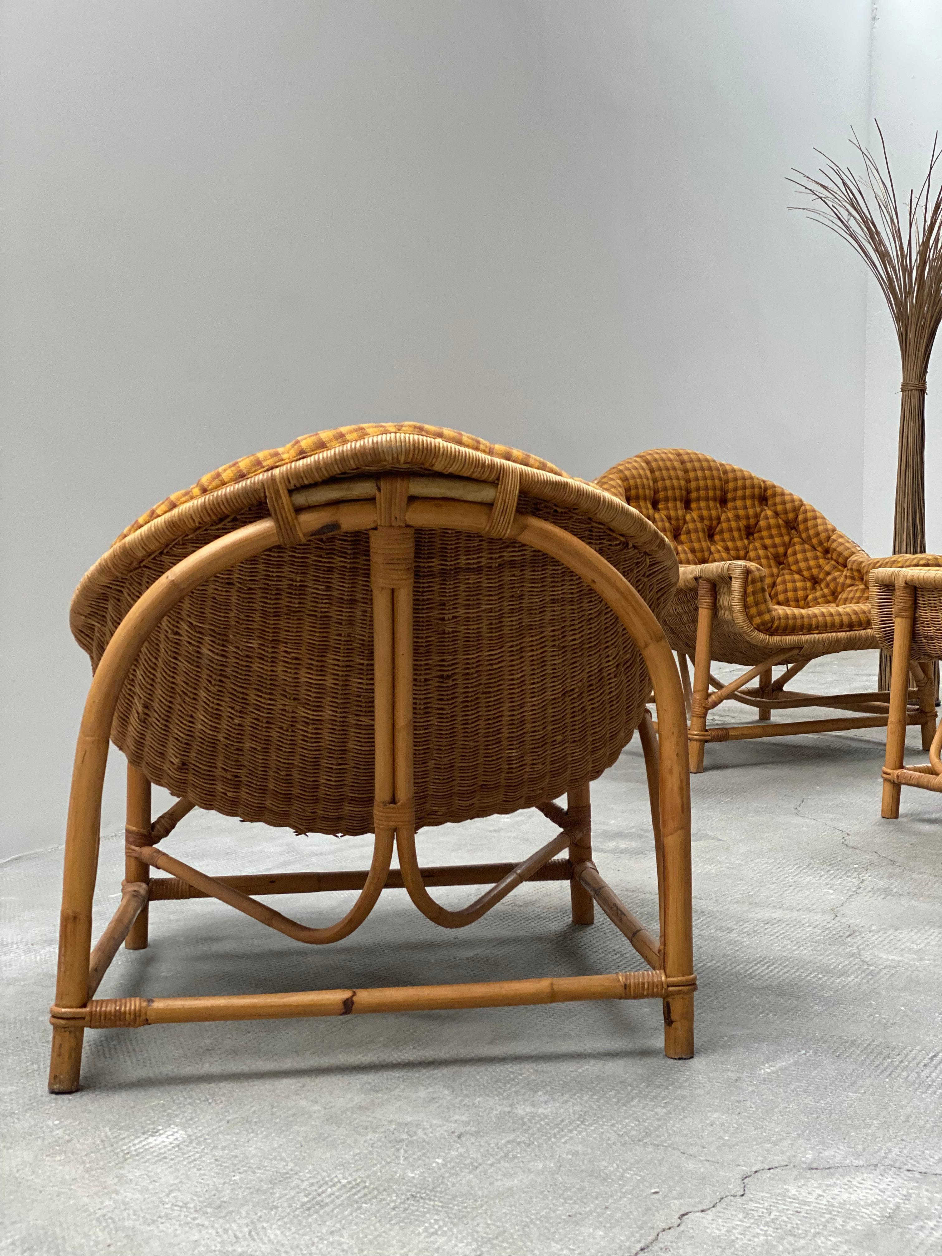 SILLÓN DE MIMBRE RATTÁN CON TABURETE LINA ZERVUDAKI, FRANCIA Años 50 mediados del siglo XX en venta