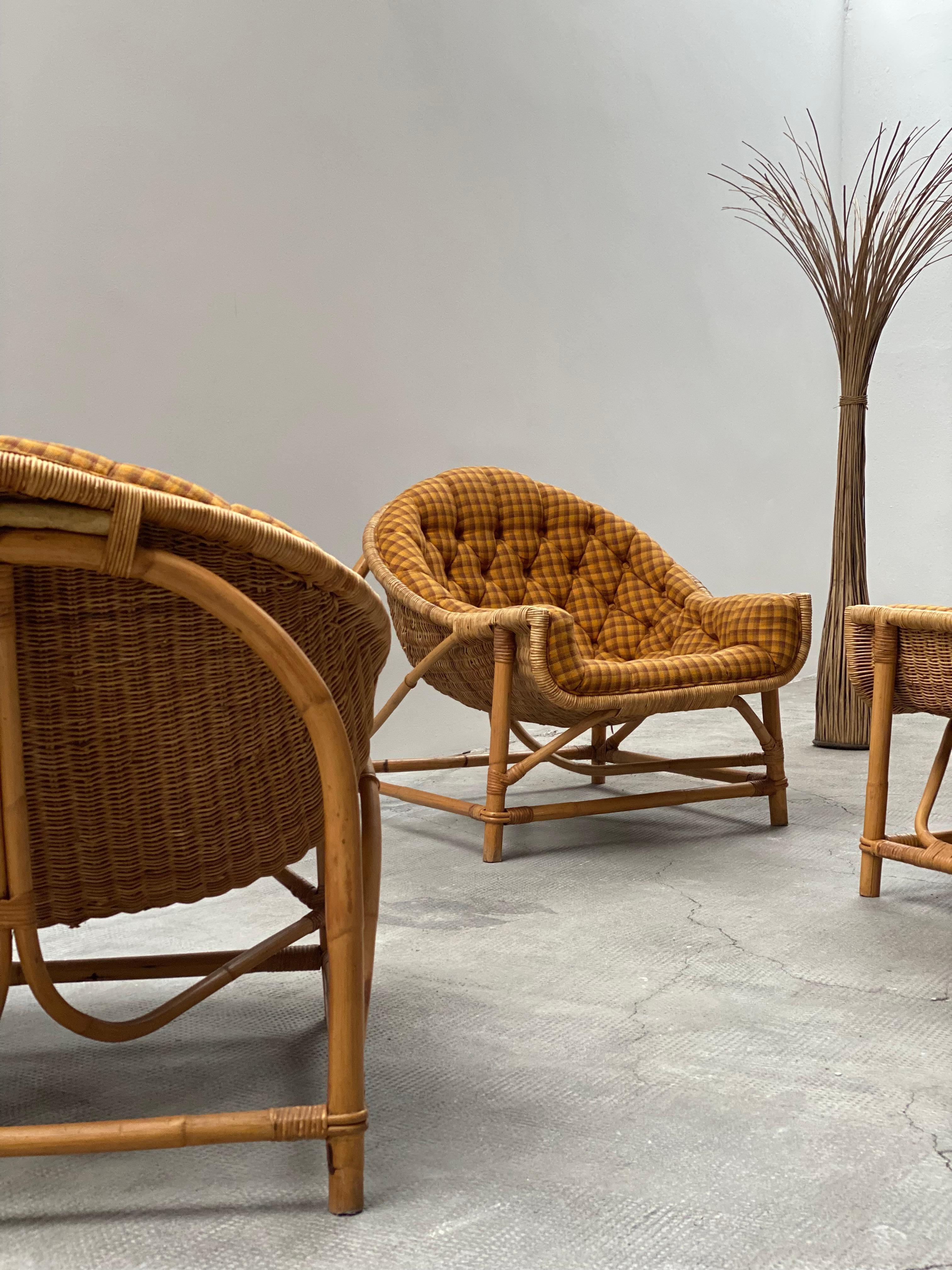 SILLÓN DE MIMBRE RATTÁN CON TABURETE LINA ZERVUDAKI, FRANCIA Años 50 Textil en venta