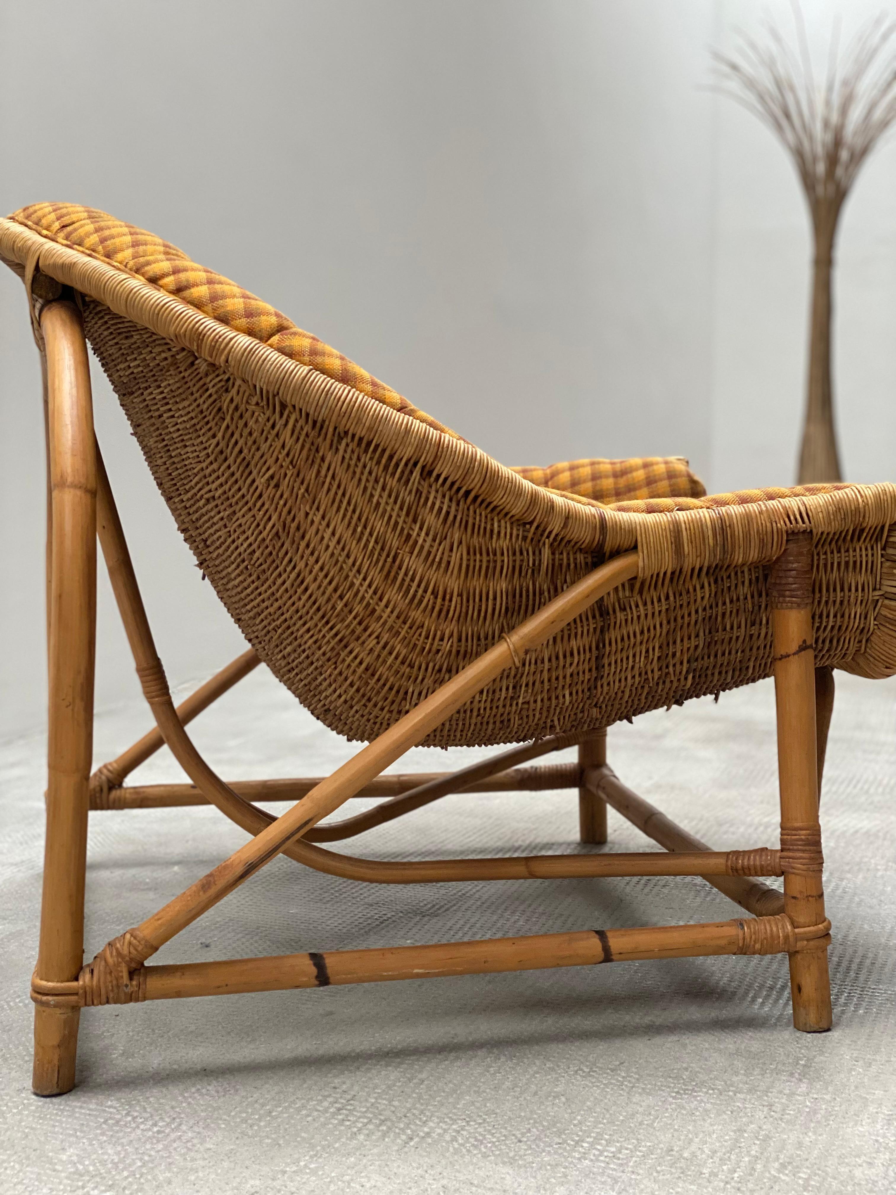 SILLÓN DE MIMBRE RATTÁN CON TABURETE LINA ZERVUDAKI, FRANCIA Años 50 en venta 1