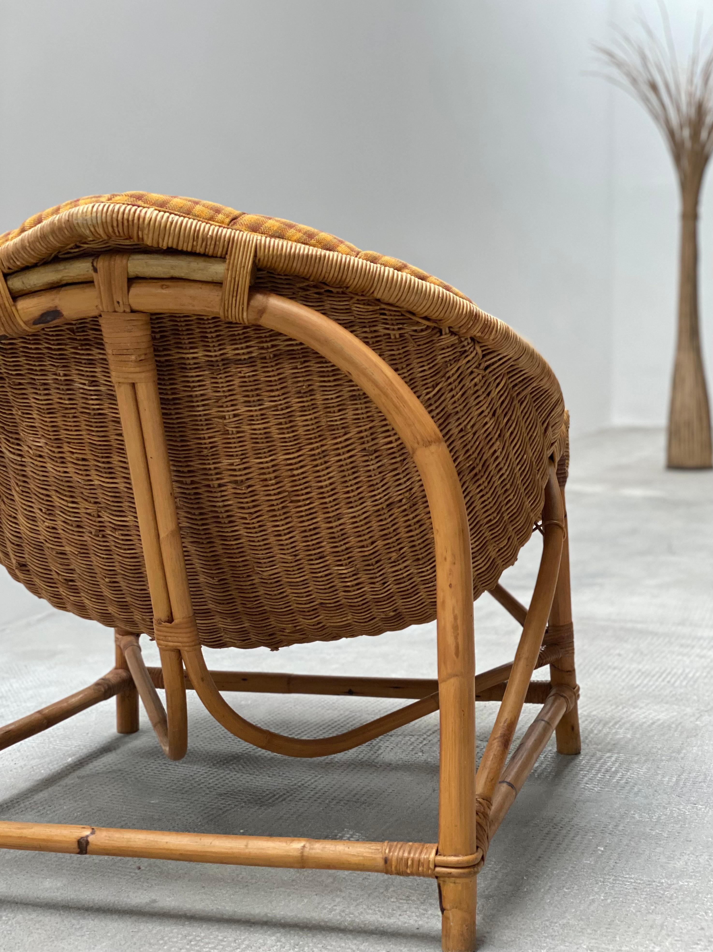 SILLÓN DE MIMBRE RATTÁN CON TABURETE LINA ZERVUDAKI, FRANCIA Años 50 en venta 2