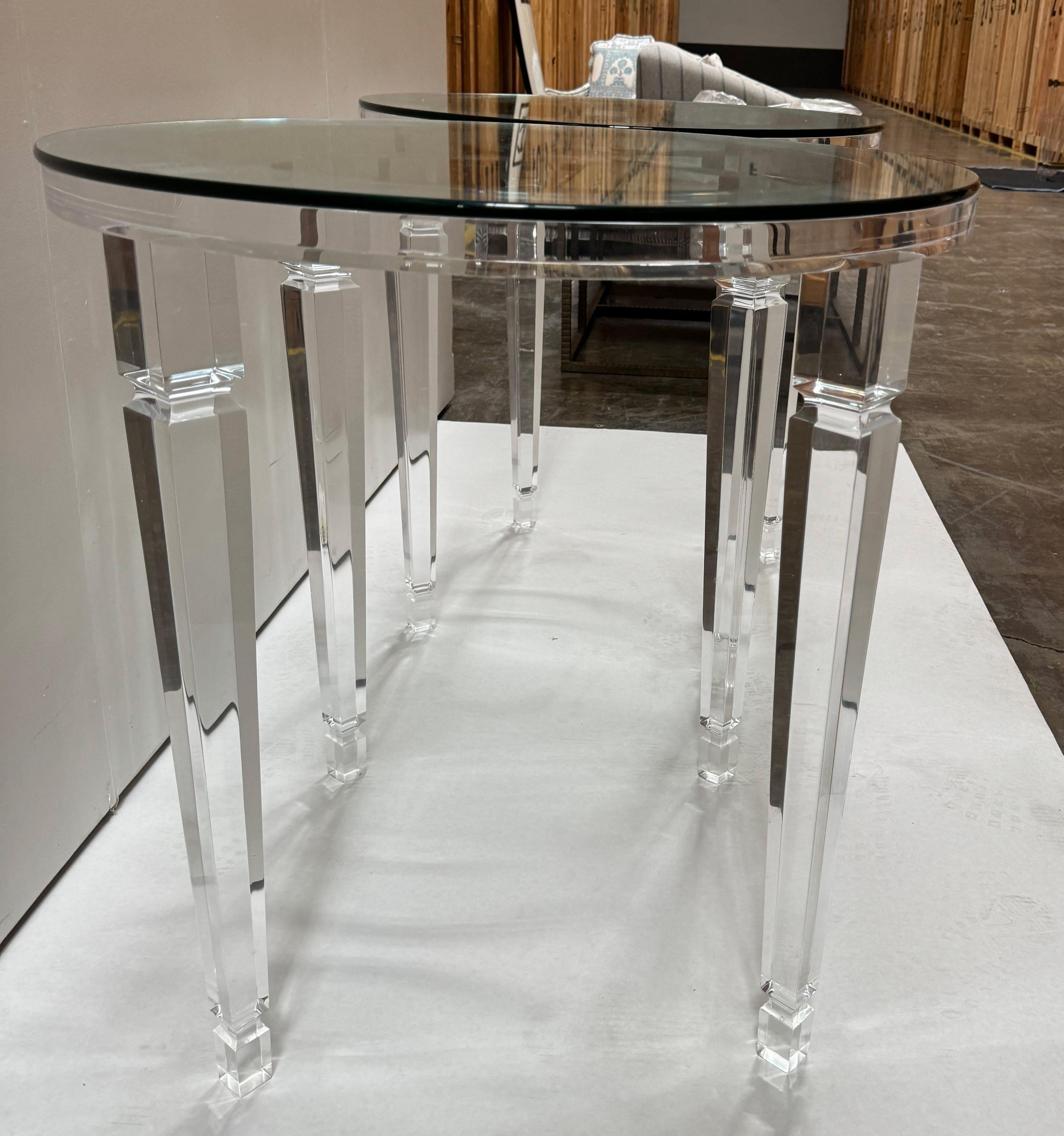 2 Richard Round Acrylic End Table In Excellent Condition For Sale In Culver City, CA