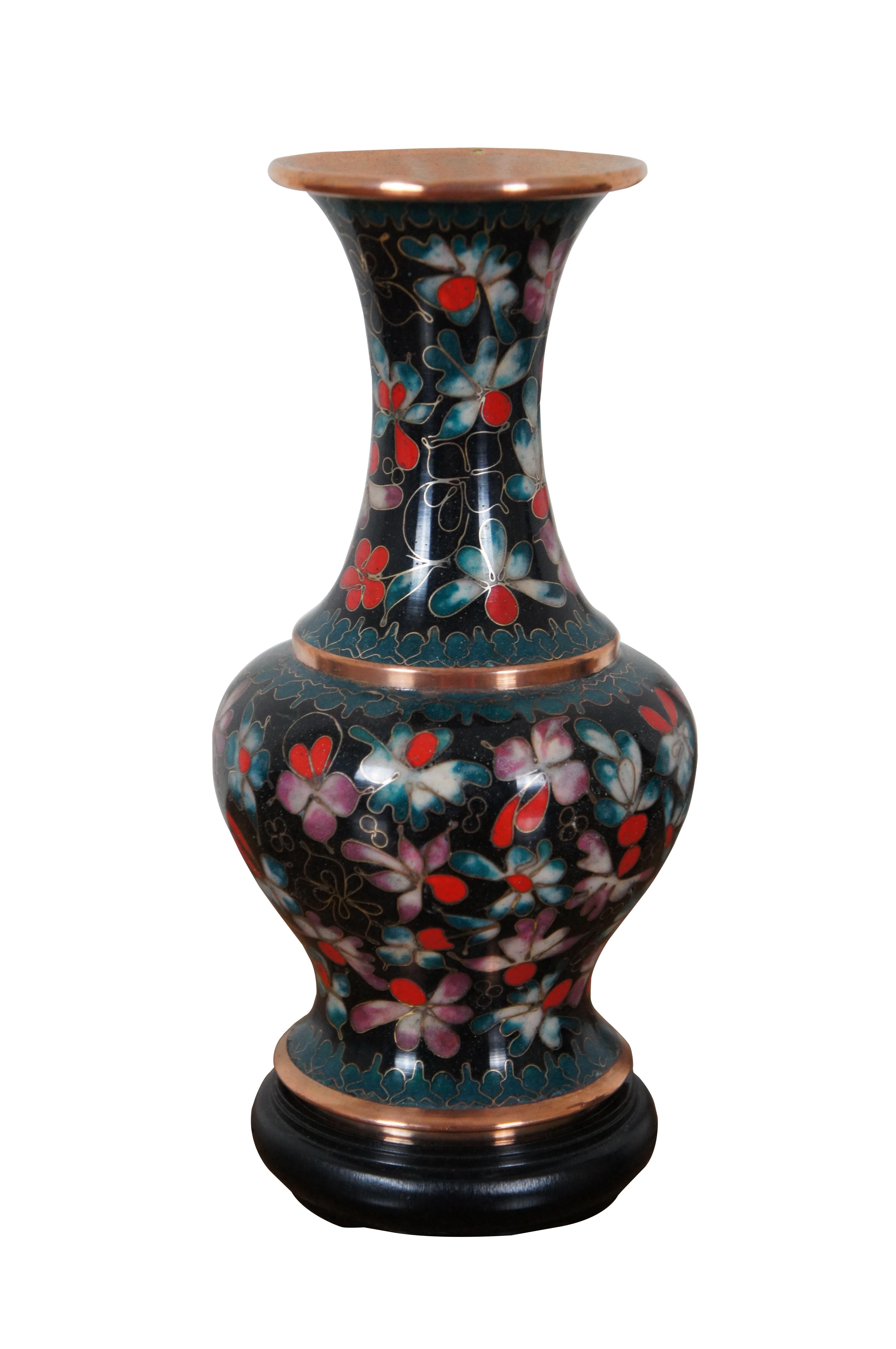 Deux vases ou urnes vintage émaillés au cloisonné de Robert Kuo, avec un motif floral et un sommet évasé.  La cloison chinoise de KUO.  Bases / supports inclus.

Dimensions :
4,25