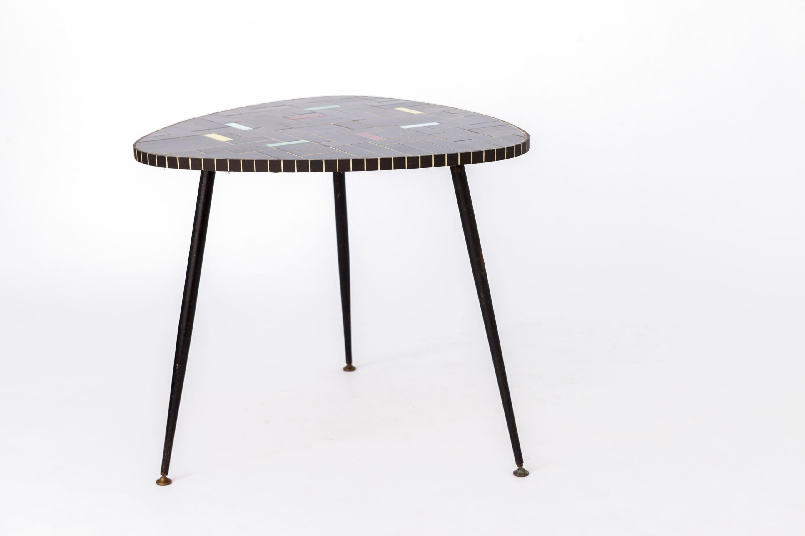 Deux tables d'appoint rockabilly vintage. 
Le prix affiché est pour les deux tables. 

Le plateau de la table est une planche en bois avec des carreaux. 
Pieds en métal peints en noir. 
Quelques petites fissures sur les sommets. 
Les pieds en métal