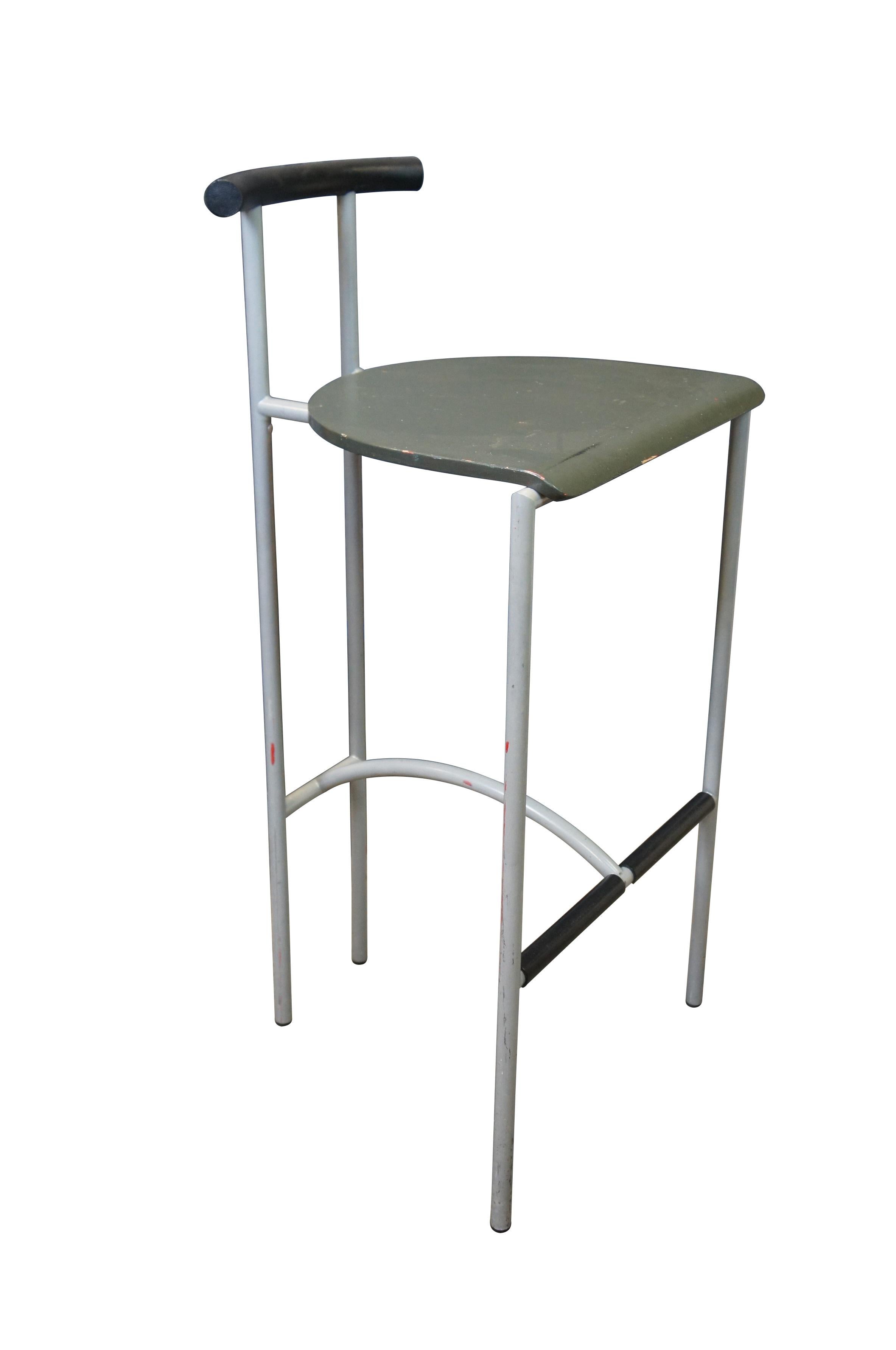 Coppia di sedie / sgabelli da banco in stile Bauhaus postmoderno italiano del 1980 circa, disegnate da Rodney Kinsman per Bieffeplast di Padova, Italia. Telaio tubolare in metallo grigio con barella ad arco, schienale e poggiapiedi rivestiti in