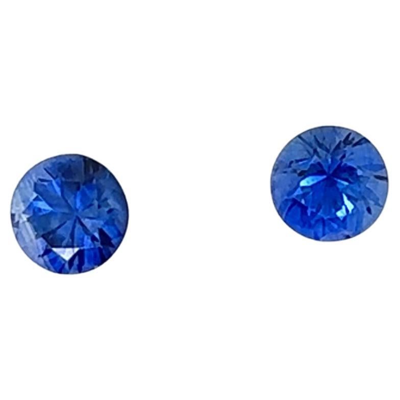 Dieses atemberaubende Paar von Saphiren im Rundschliff (2,55 ct) strahlt zeitlose Eleganz und Brillanz aus.

Die aus Sri Lanka stammenden Saphire werden für ihren tiefen, fesselnden Farbton geschätzt und symbolisieren Weisheit, Schutz und innere