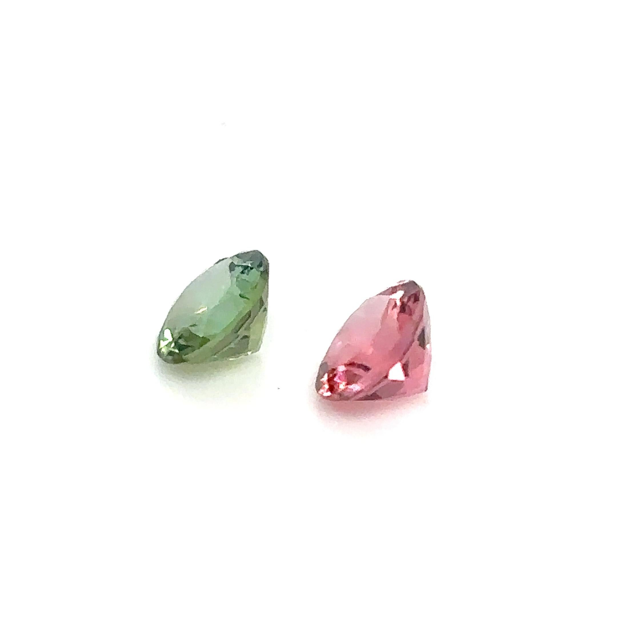 Questa splendida coppia di tormaline naturali, con un peso totale di 2,39 carati, mette in mostra la loro splendida chiarezza e la sottile brillantezza. 

Queste gemme, estratte dal Brasile, sono perfette per qualsiasi gioiello.

La tormalina è