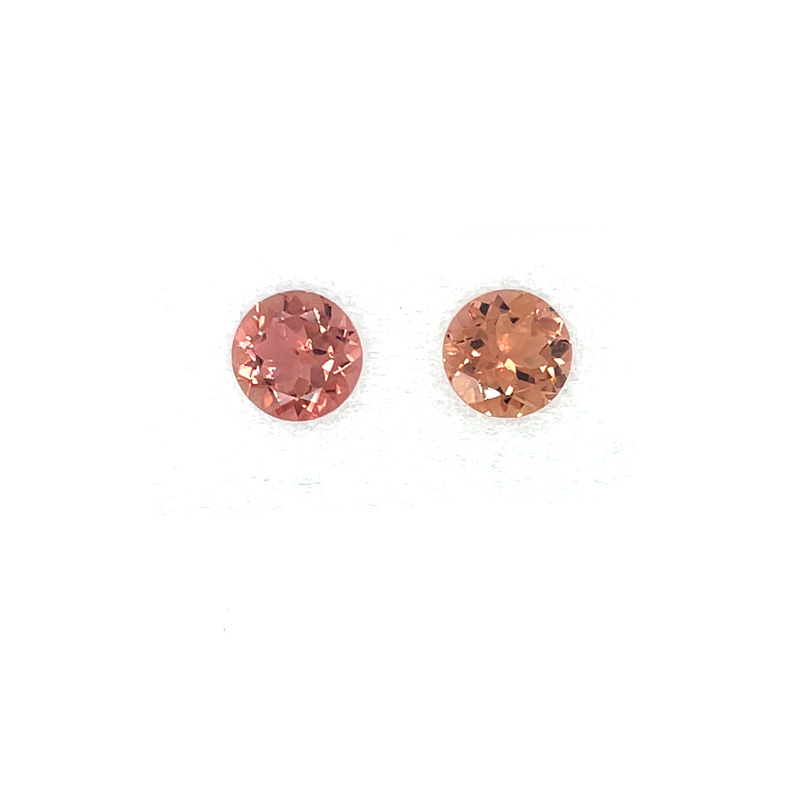 Questi due vibranti tondi di tormalina, per un totale di 5,80 carati, sono un'incredibile dimostrazione di bellezza naturale. 

Estratte in Brasile, queste pietre mostrano i colori brillanti e la chiarezza per cui la tormalina è famosa. 

La loro