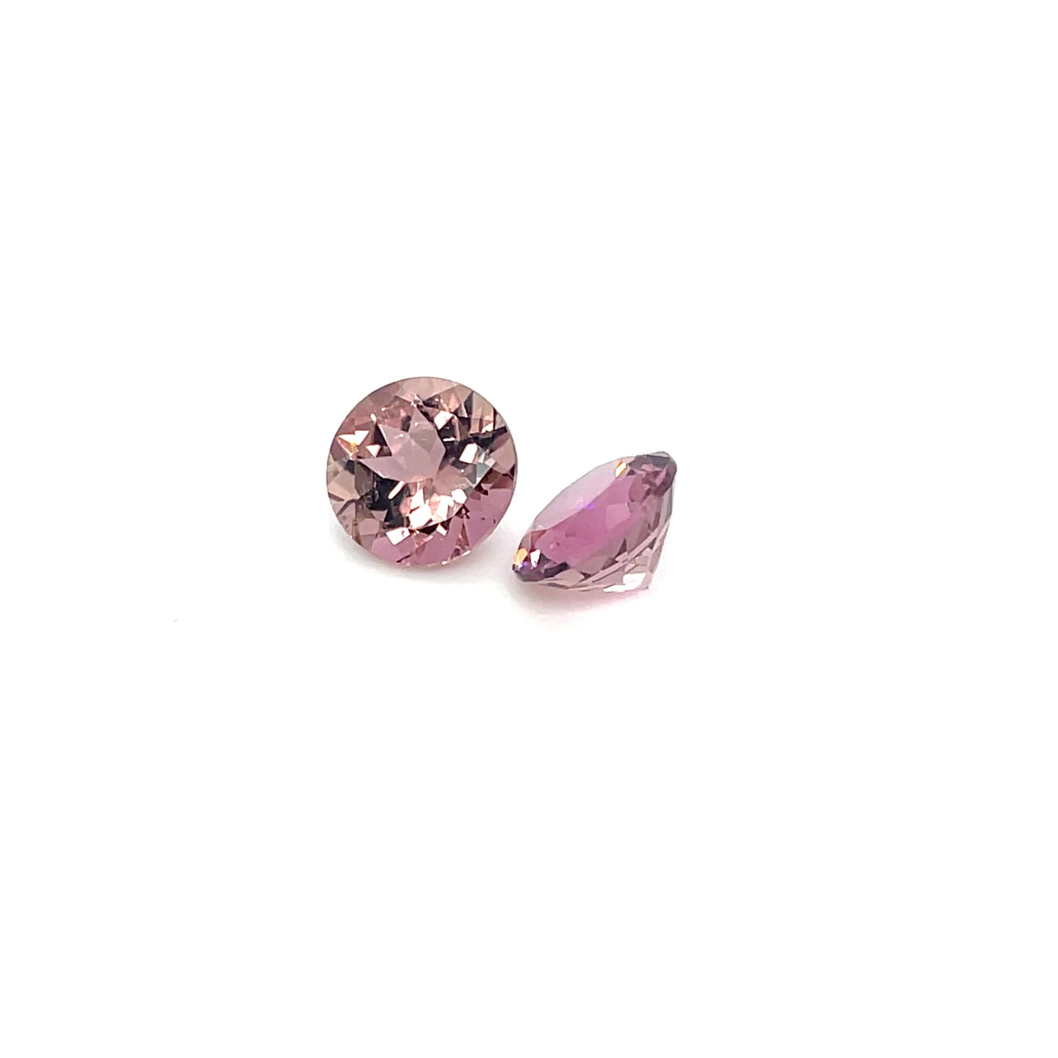 Questa coppia di tormaline rotonde pesa in totale 9,41 carati.

Estratte dalle rinomate terre del Brasile, ricche di gemme, queste pietre vantano una chiarezza e una lucentezza brillanti, che riflettono la luce in modo meraviglioso da ogni