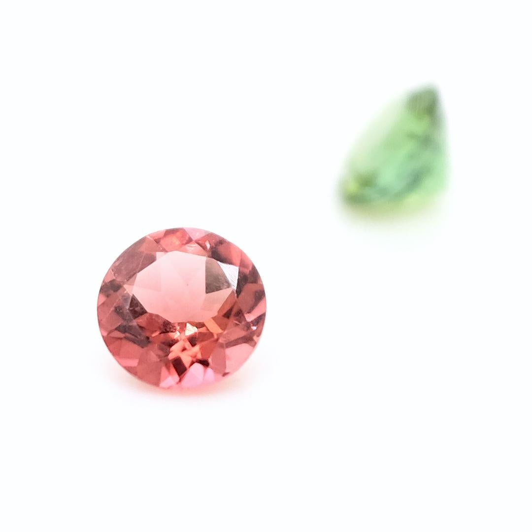 Queste tormaline rotonde da 2,45 carati affascinano con le loro tonalità vibranti e la loro naturale brillantezza. 

Conosciute per la loro versatilità, le tormaline sono famose per il loro ampio spettro di colori e queste gemme non deludono.