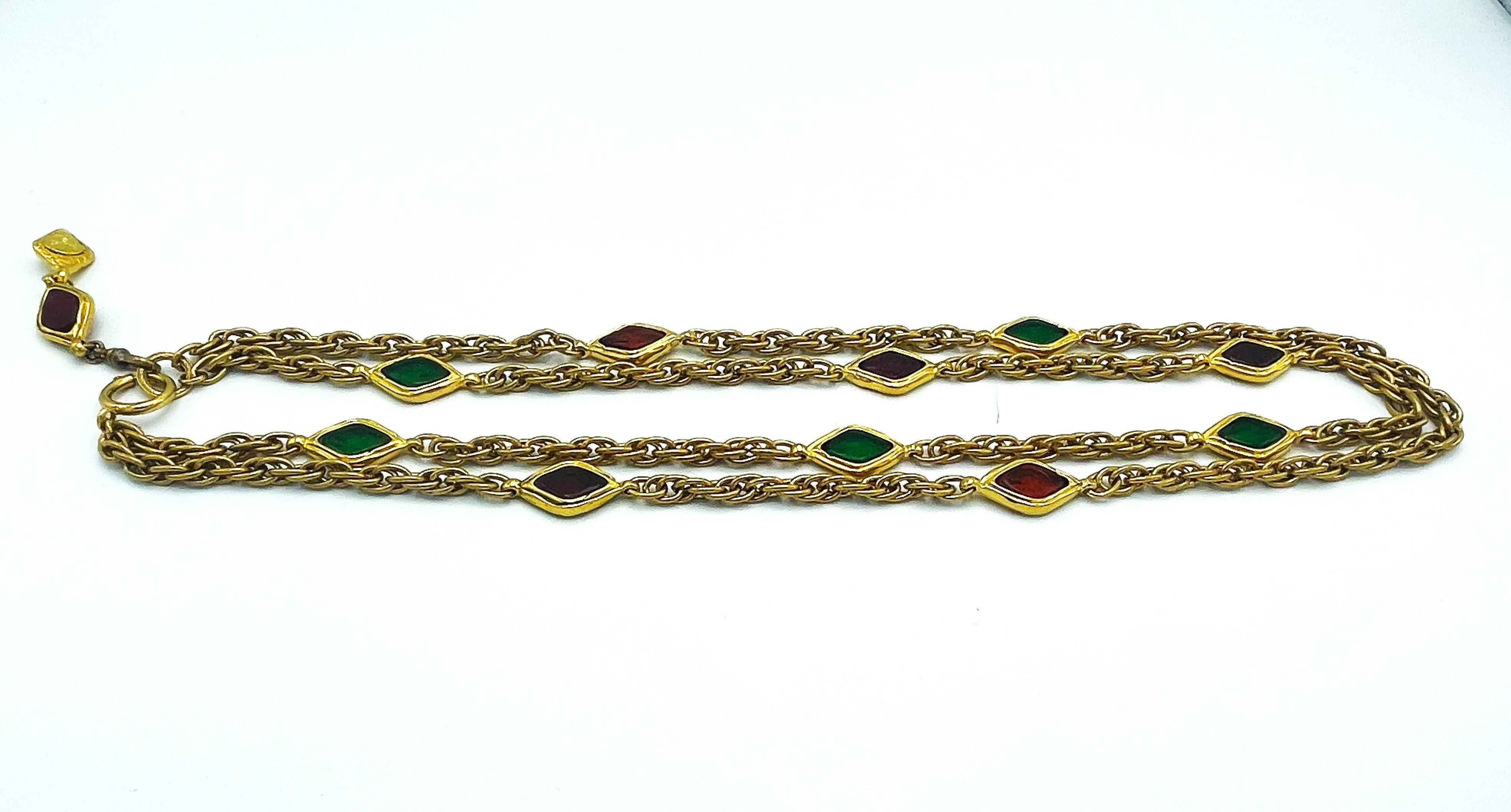  2 Reihen Chanel-Halskette mit rotem und grünem Pate the verre, vergoldet, 1970/80er Jahre (Moderne) im Angebot