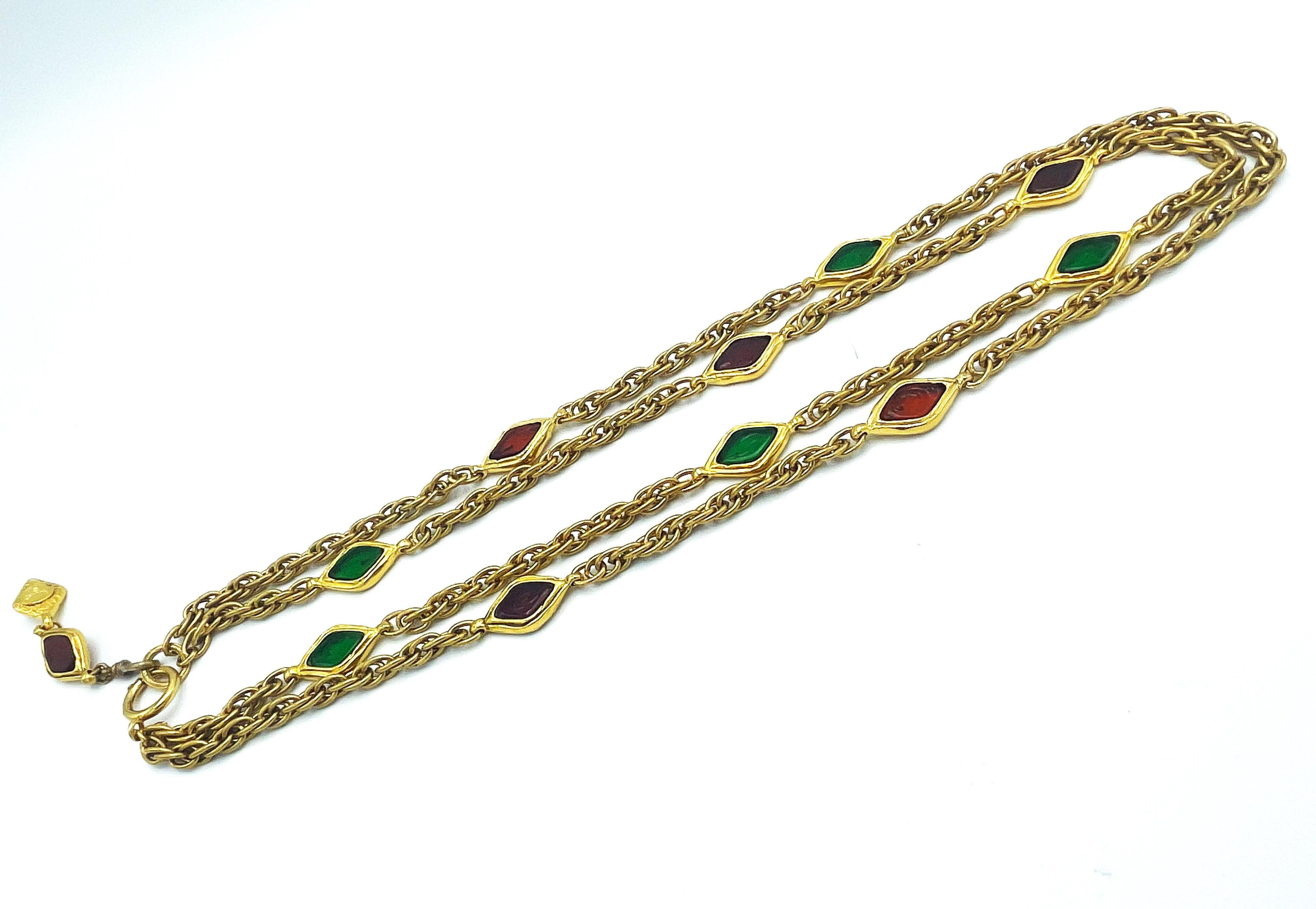 Round Cut  2 row Chanel necklace with red and green pate the verre, gold plated, 1970/80's For Sale